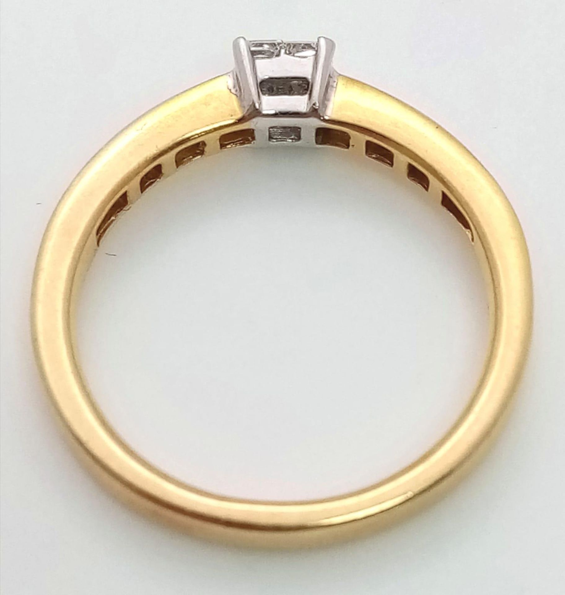 A 18K YELLOW GOLD DIAMOND RING, APPROX 0.65CT DIAMONDS, WEIGHT 3.6G SIZE N - Bild 5 aus 7