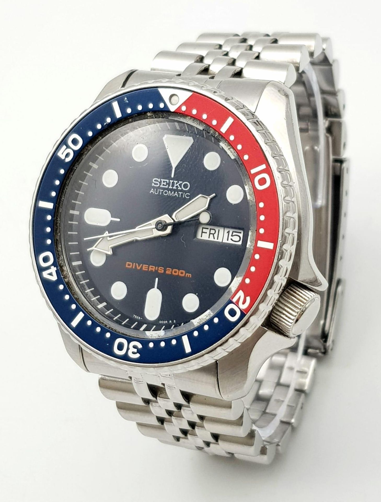 A Seiko 5 Divers 200M Automatic Gents Watch. Stainless steel bracelet and case - 42mm. Blue dial