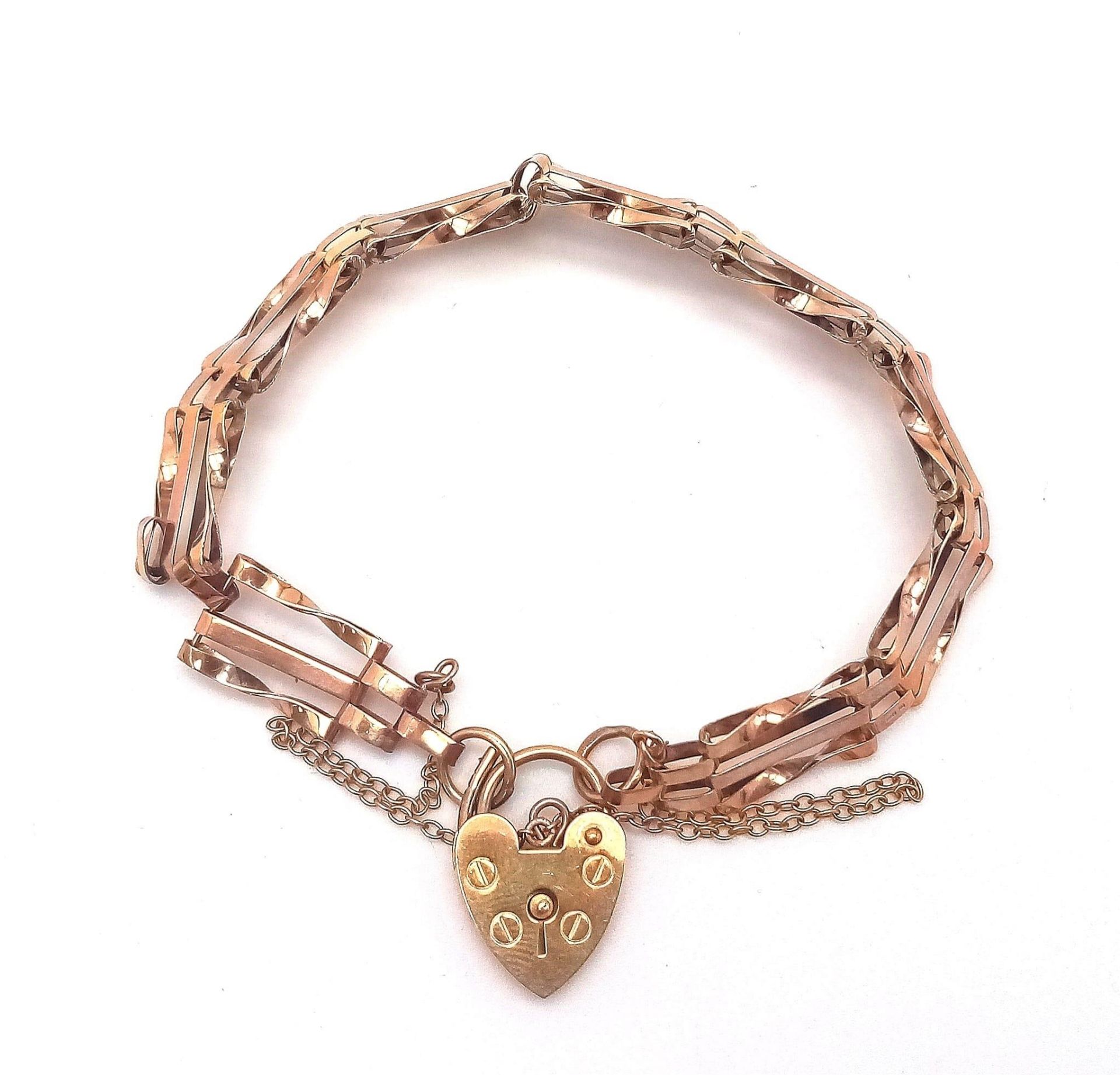 A 9K GOLD GATE BRACELET WITH HEART PADLOCK AND SAFETY CHAIN . 7.5gms - Bild 2 aus 4