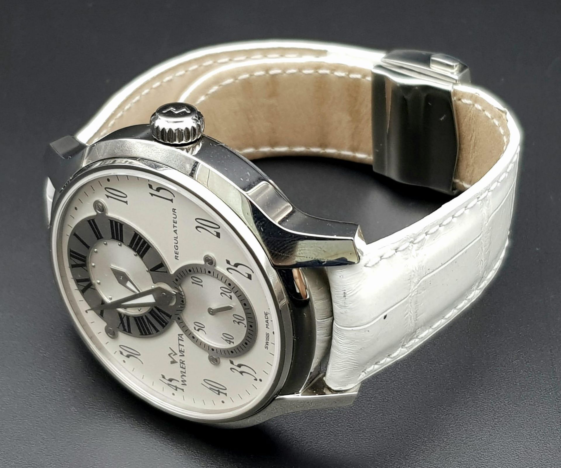 A Wyler Vetta Regulateur Quartz Gents Watch. White leather strap. Stainless steel case - 44mm. White - Bild 6 aus 10