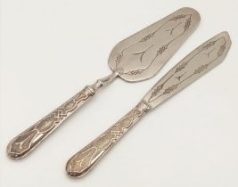 A set of 800 silver knife and cake server with fabulous engravings. Total weight 231G. Total