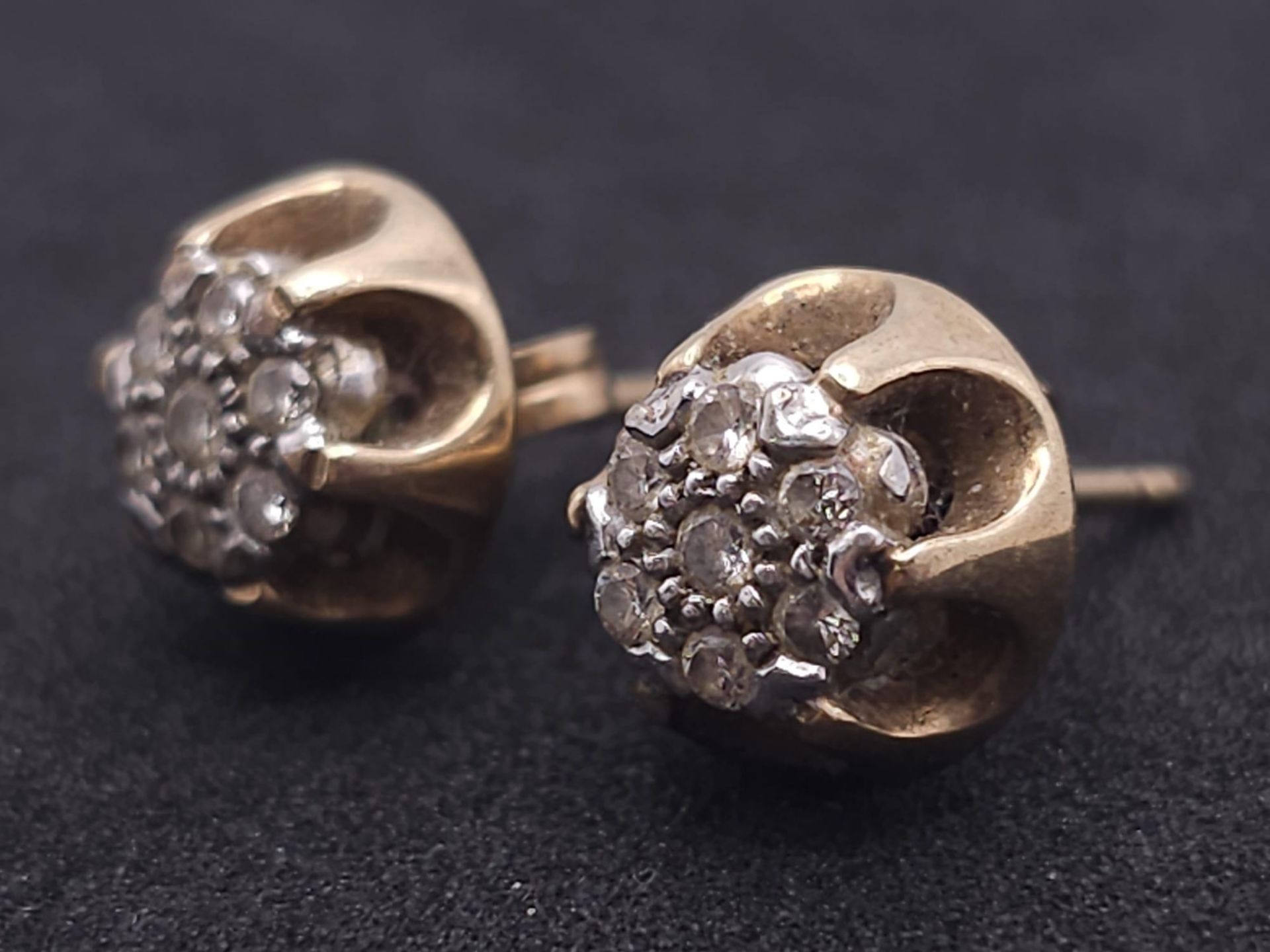 A Pair of Vintage 9K Yellow Gold and Diamond Stud Earrings. 3.3g total weight. - Bild 9 aus 19