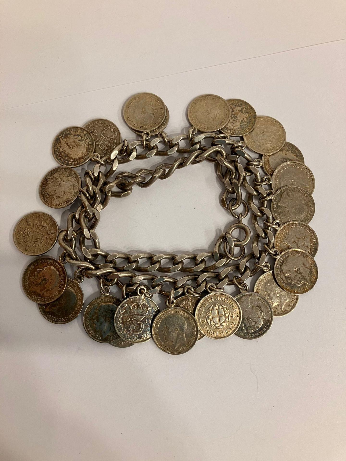 Interesting Vintage SILVER CURB CHAIN BRACELET full of old SILVER Three Pence Pieces. 75 grams. 37 - Image 3 of 3