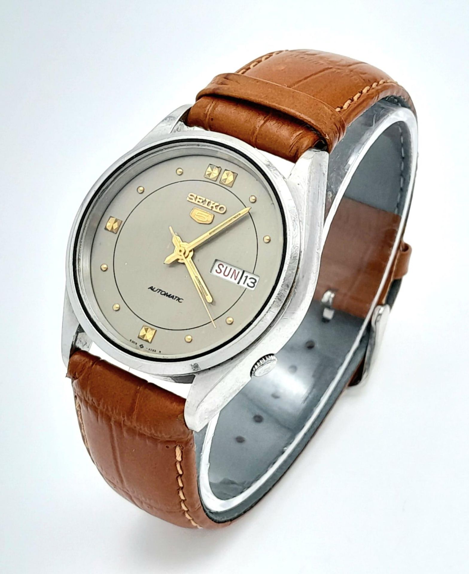 A Vintage Seiko 5 Automatic Gents Watch. Brown leather strap. Stainless steel case - 36mm. Dark grey