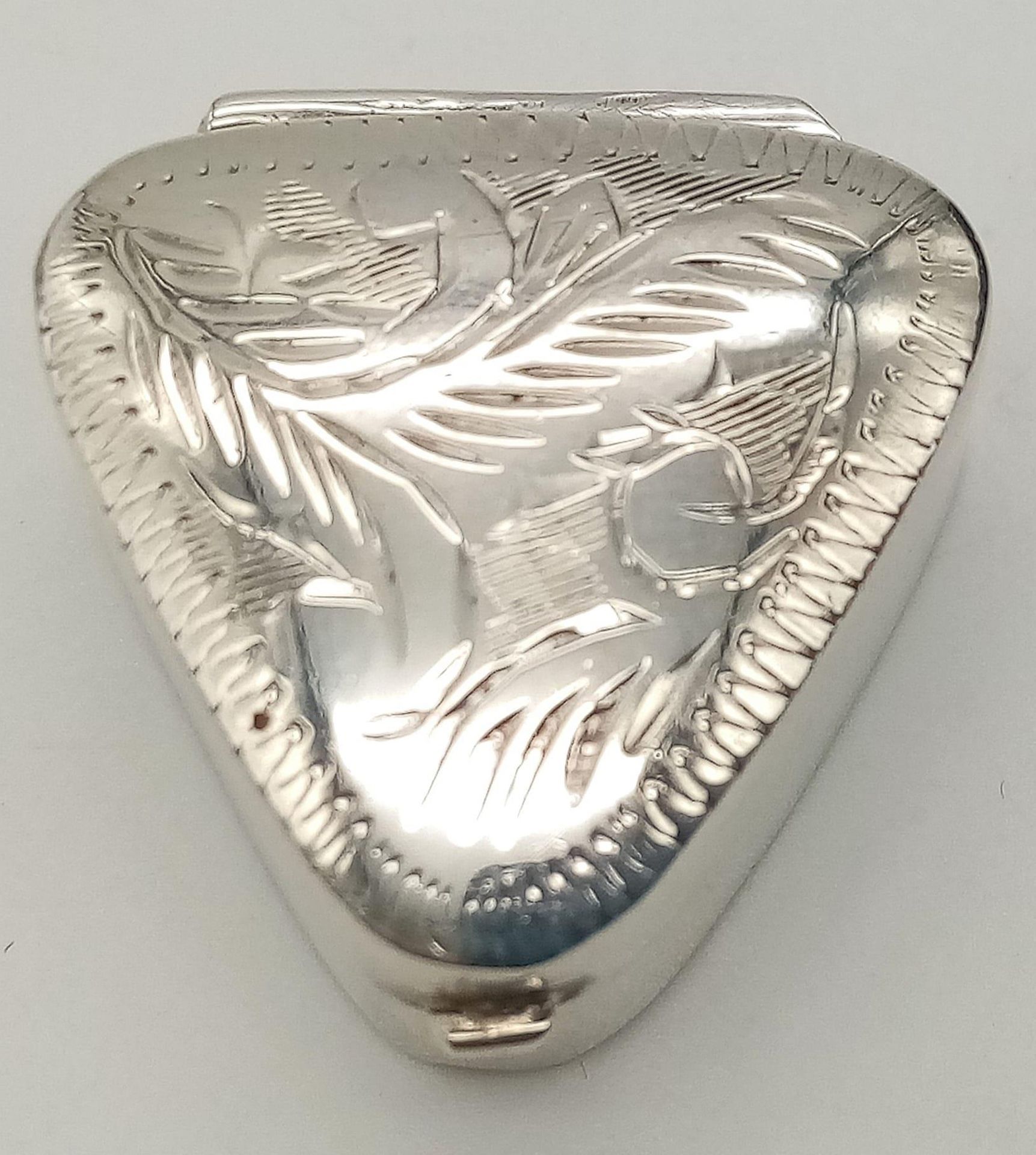 A TRIANGULAR STERLING SILVER TRINKLET BOX/PILL BOX, NICELY ENGRAVED ON TOP, WEIGHT 7.1G - Image 3 of 11