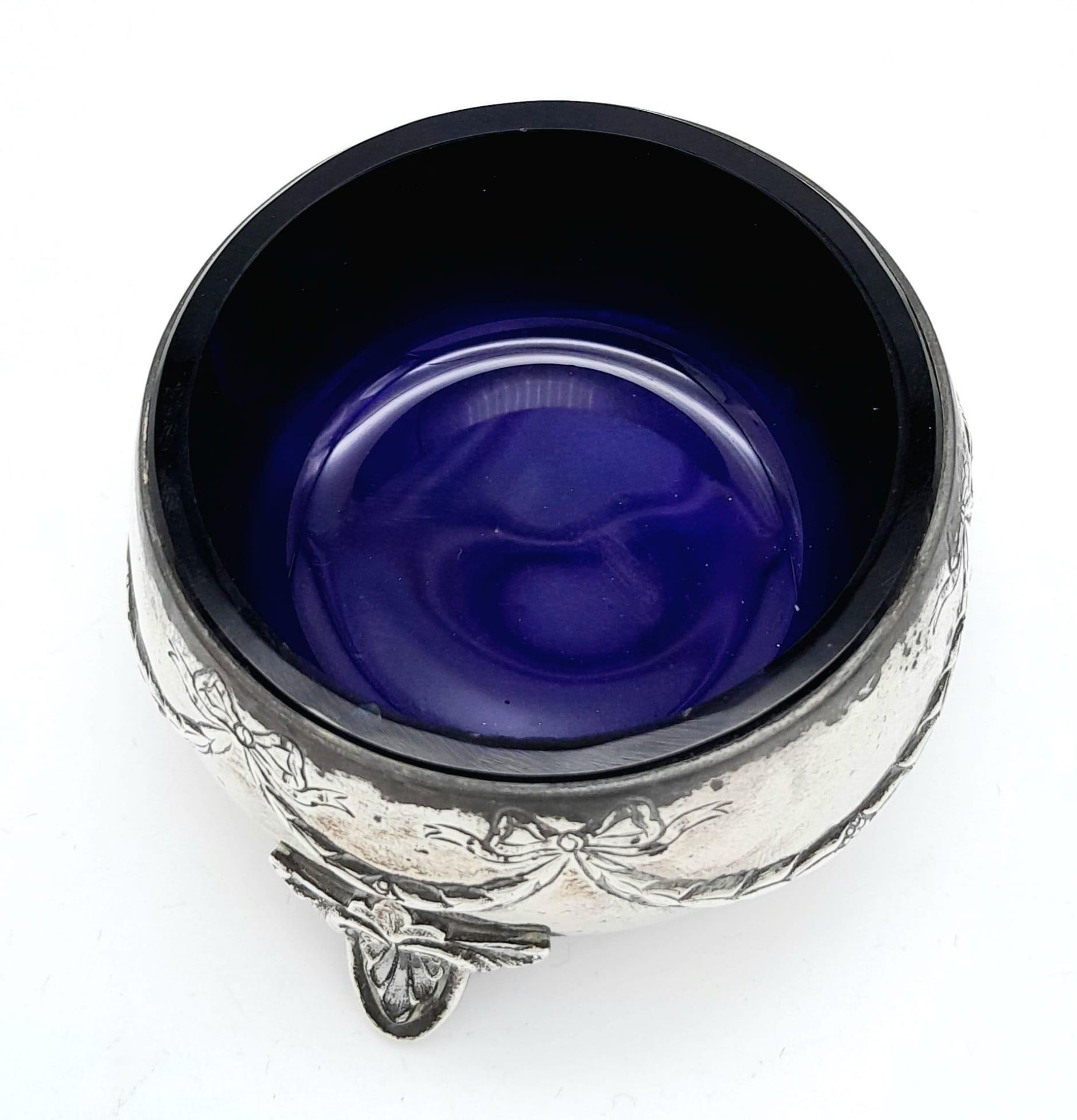 An antique Victorian sterling silver Salt cellar with fabulous engravings on feet (include blue - Image 3 of 5