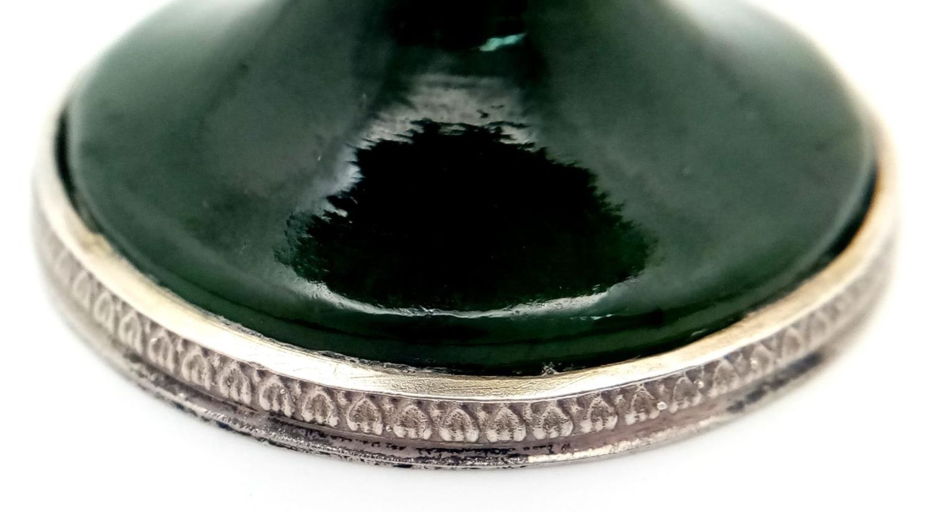 A Nephrite Jade Early 20th Century Cup with Applied Ribbons and Gems Set on Silver Feet with - Bild 7 aus 8