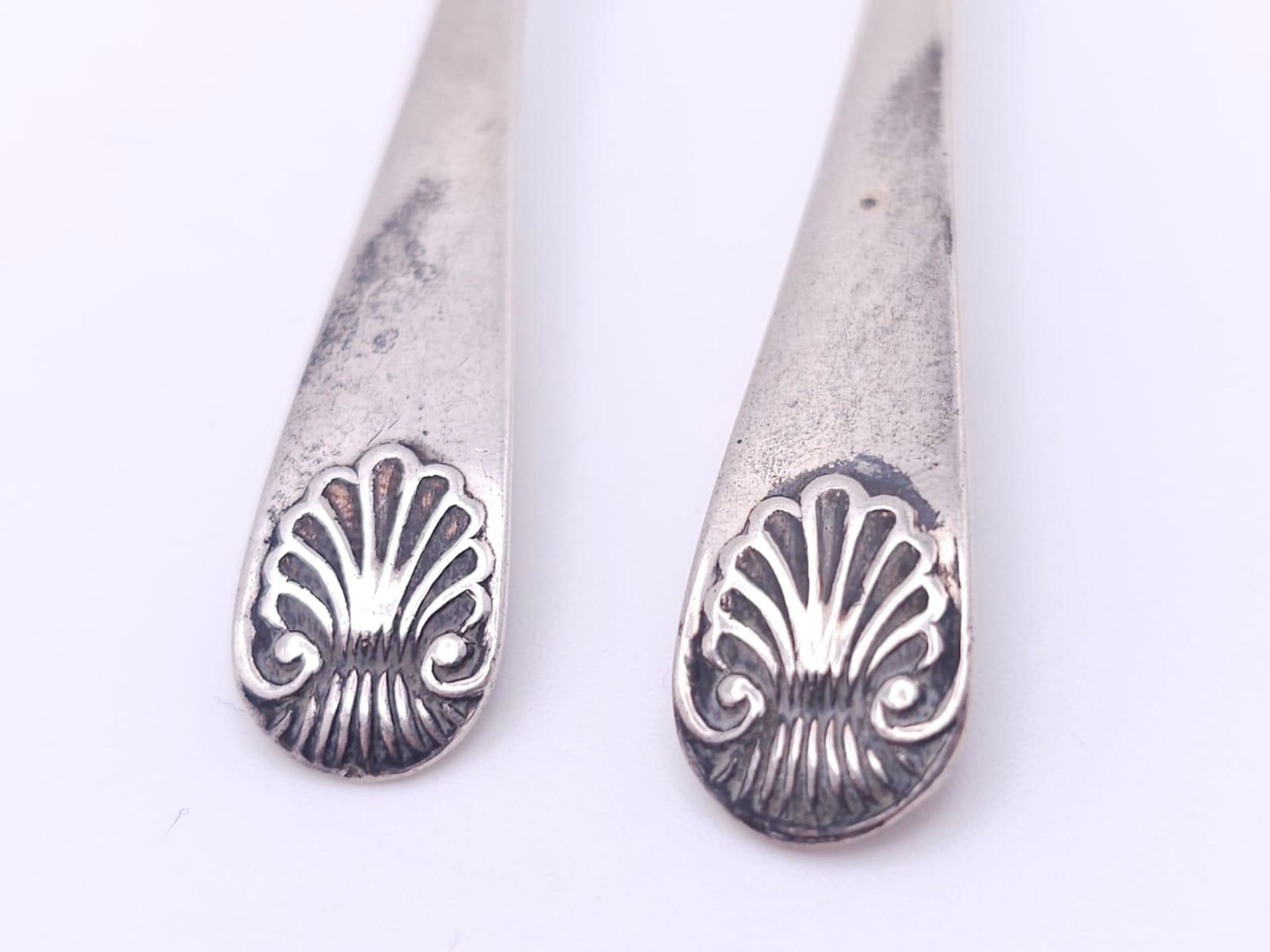 A pair of antique sterling silver tea spoons. Full hallmarks Sheffield, 1918. Total weight 22.7G. - Image 2 of 5