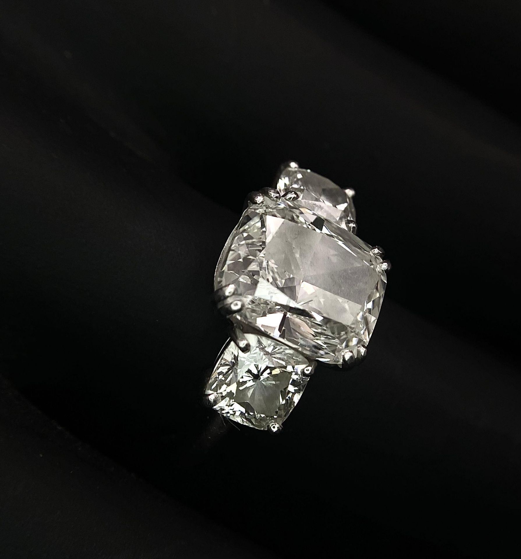 A Breathtaking 4.01ct GIA Certified Diamond Ring. A brilliant cushion cut 4.01ct central diamond - Image 21 of 21