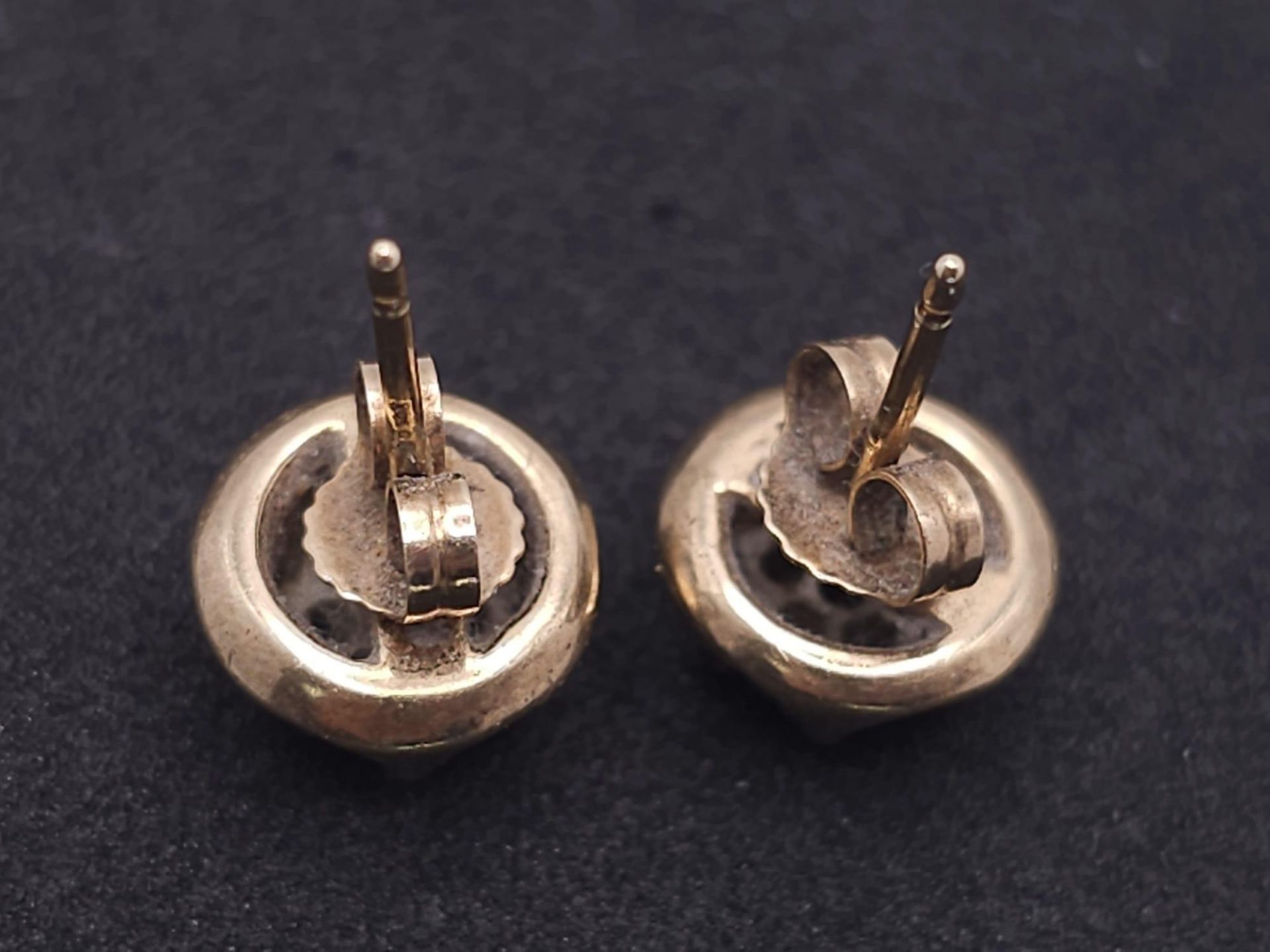 A Pair of Vintage 9K Yellow Gold and Diamond Stud Earrings. 3.3g total weight. - Bild 12 aus 19