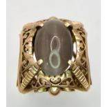 AN EXQUISITE 10ct OVAL CATSEYE STONE SET IN A REGAL 14K GOLD RING . 8.6gms size M