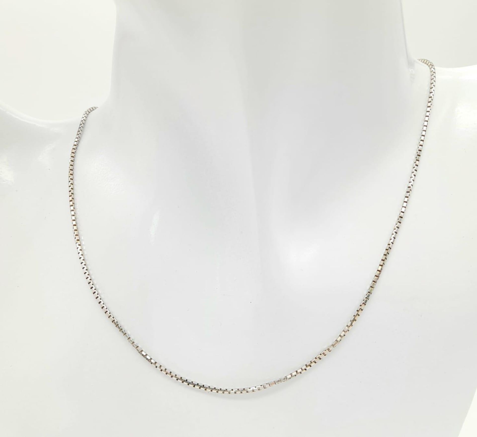 An 18K White Gold Link Necklace. Small rectangular links. 40cm. 4.56g weight. - Bild 3 aus 9