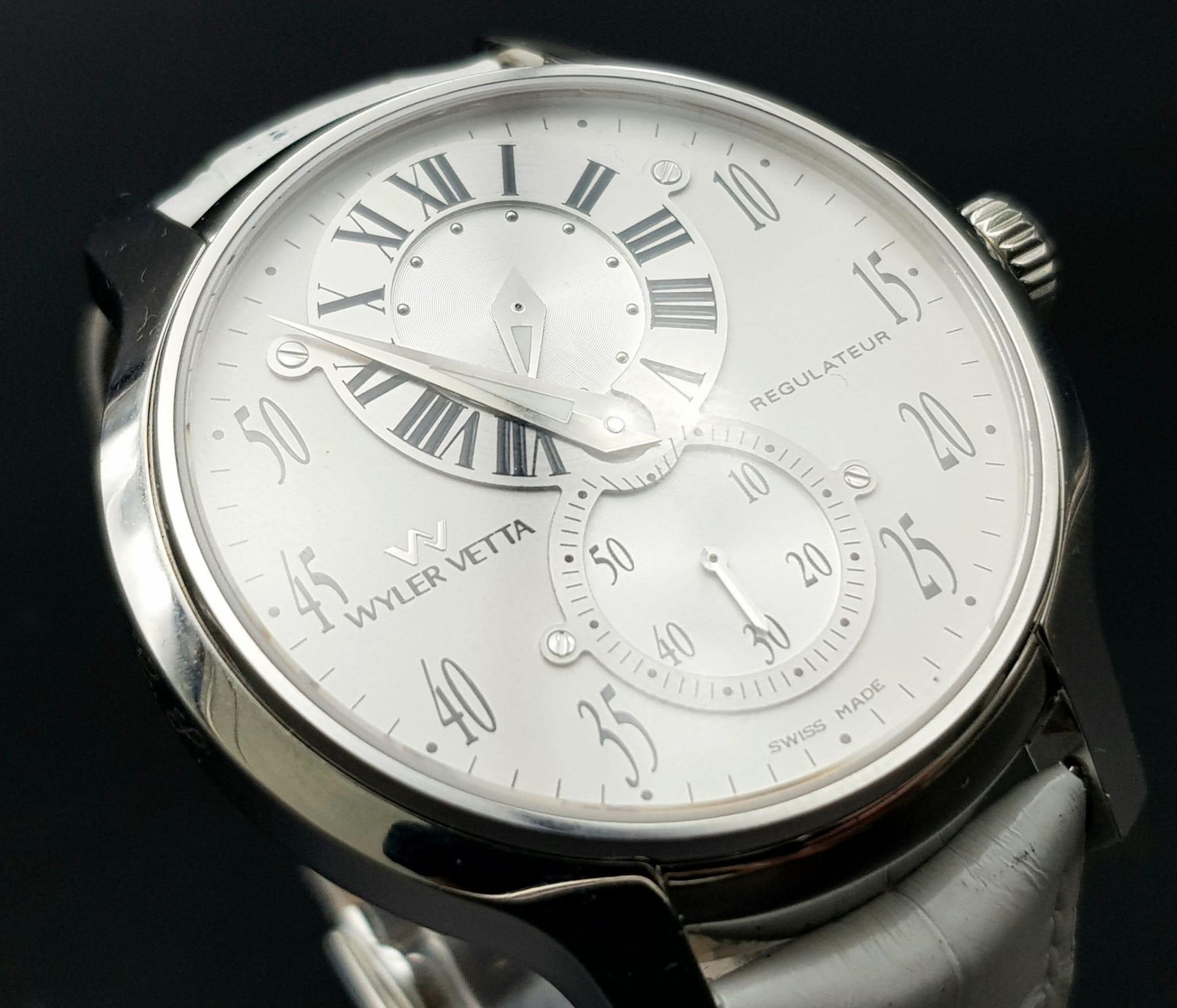 A Wyler Vetta Regulateur Quartz Gents Watch. White leather strap. Stainless steel case - 44mm. White - Bild 3 aus 10