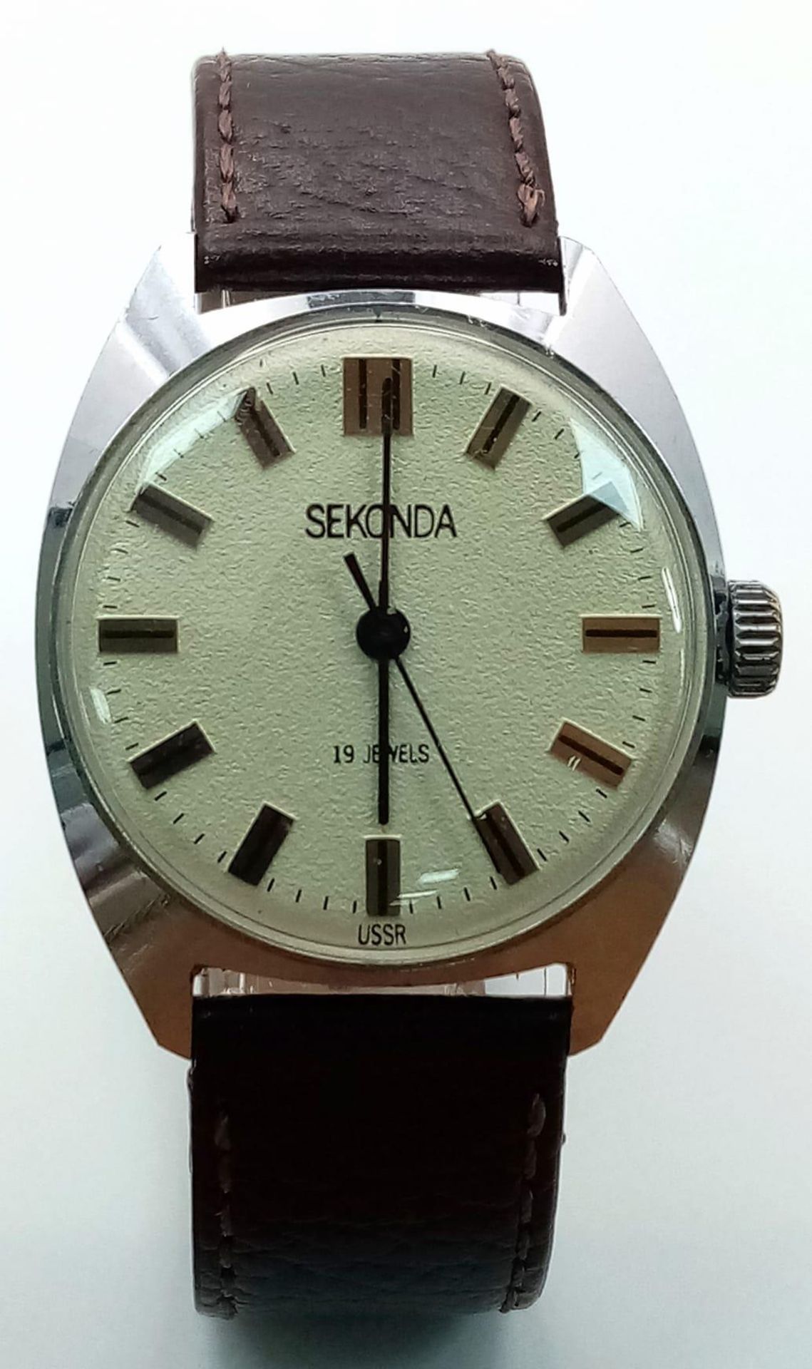 A Vintage Sekonda 17 Jewels Mechanical Gents Watch. Brown leather strap. Stainless steel case -