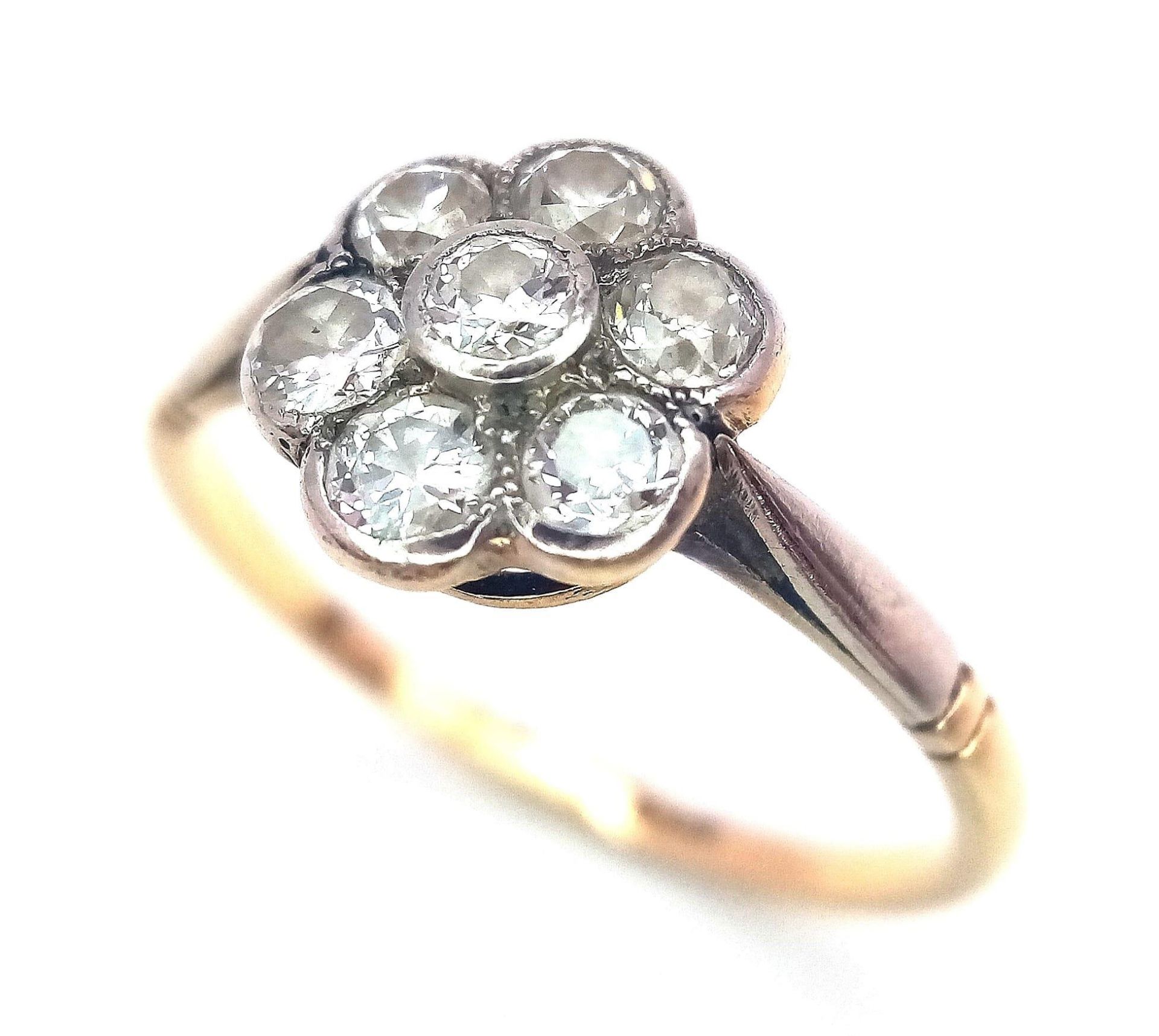 A Vintage 18K Yellow Gold Diamond Ring. Seven round cut diamonds in a floral shape. Size P. 2.52g - Bild 5 aus 19