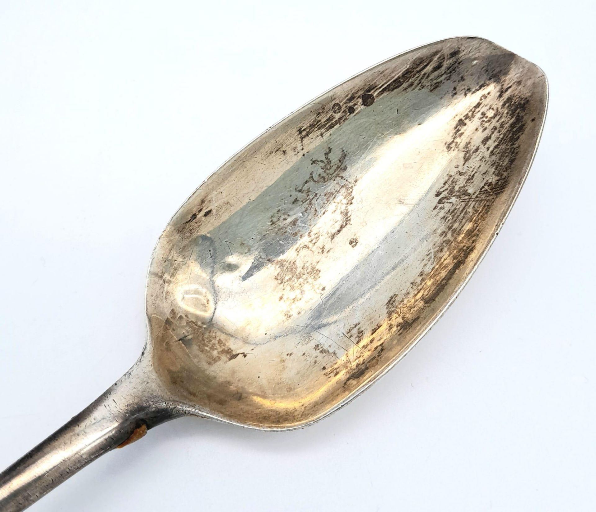 An antique Georgian sterling silver spoon with full London hallmarks, 1799. Total weight 63.1G. - Image 3 of 5