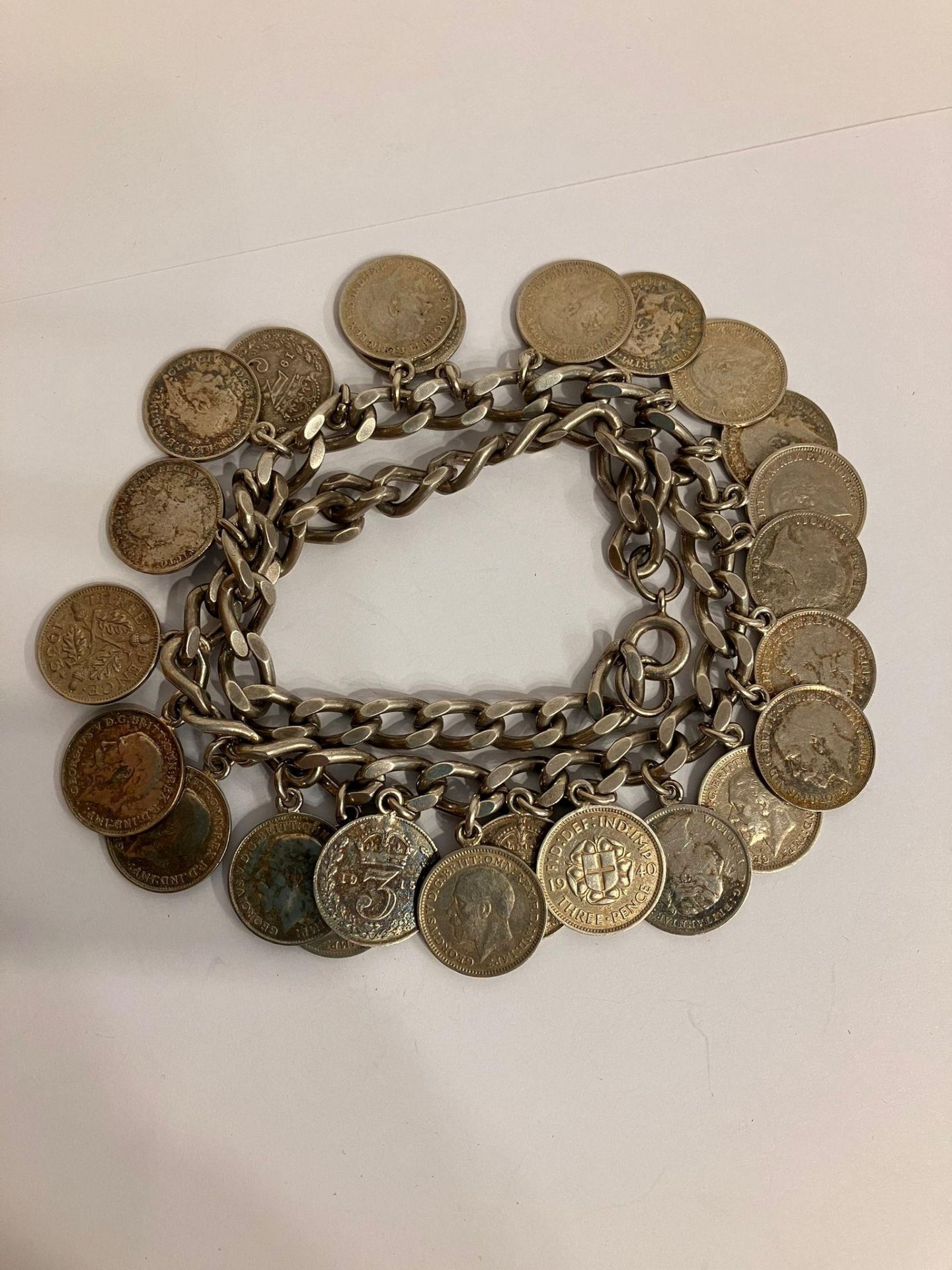 Interesting Vintage SILVER CURB CHAIN BRACELET full of old SILVER Three Pence Pieces. 75 grams. 37 - Image 2 of 3