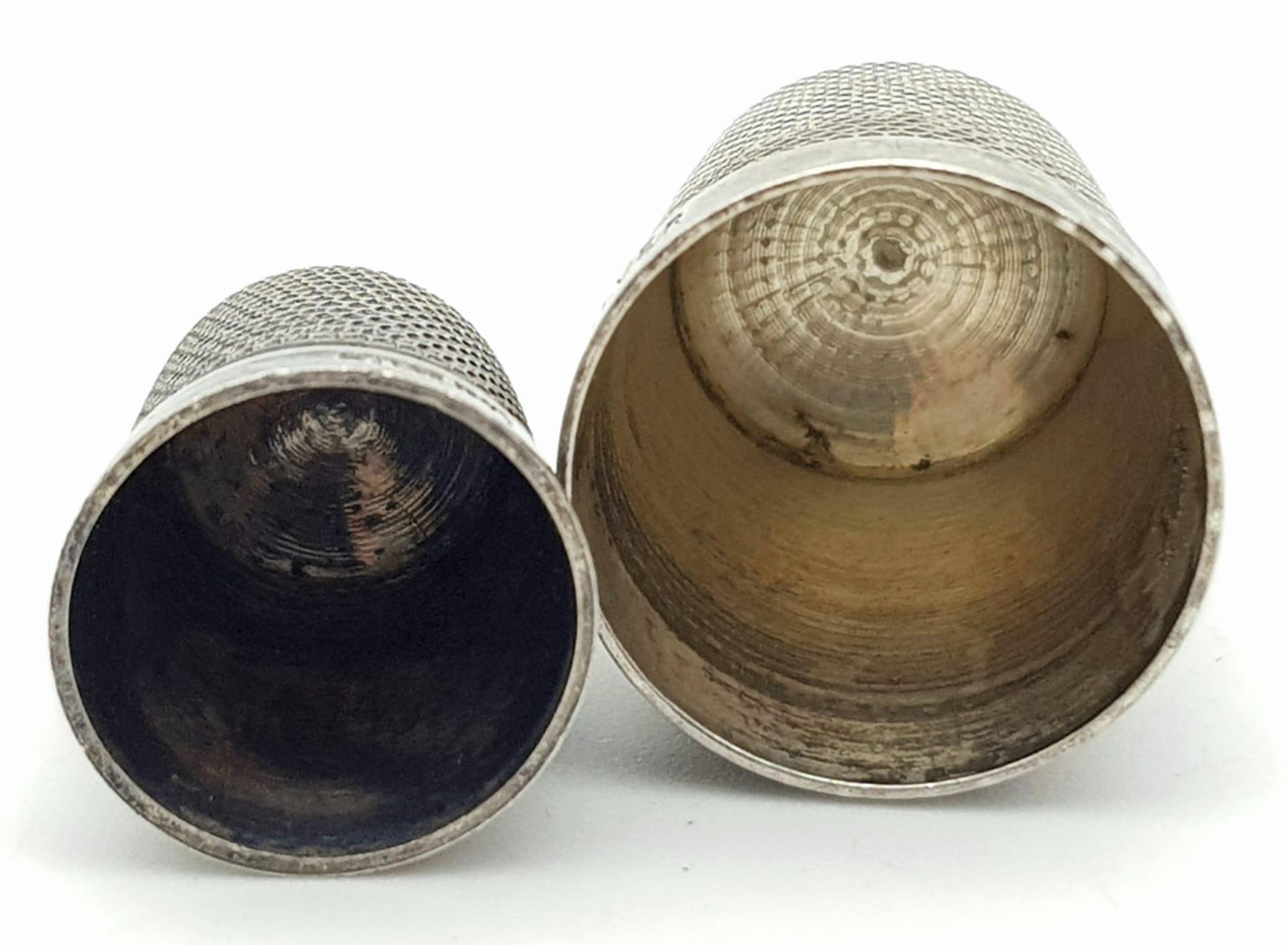 2X vintage sterling silver thimbles with different sizes. Total weight 4.2G. - Image 2 of 3