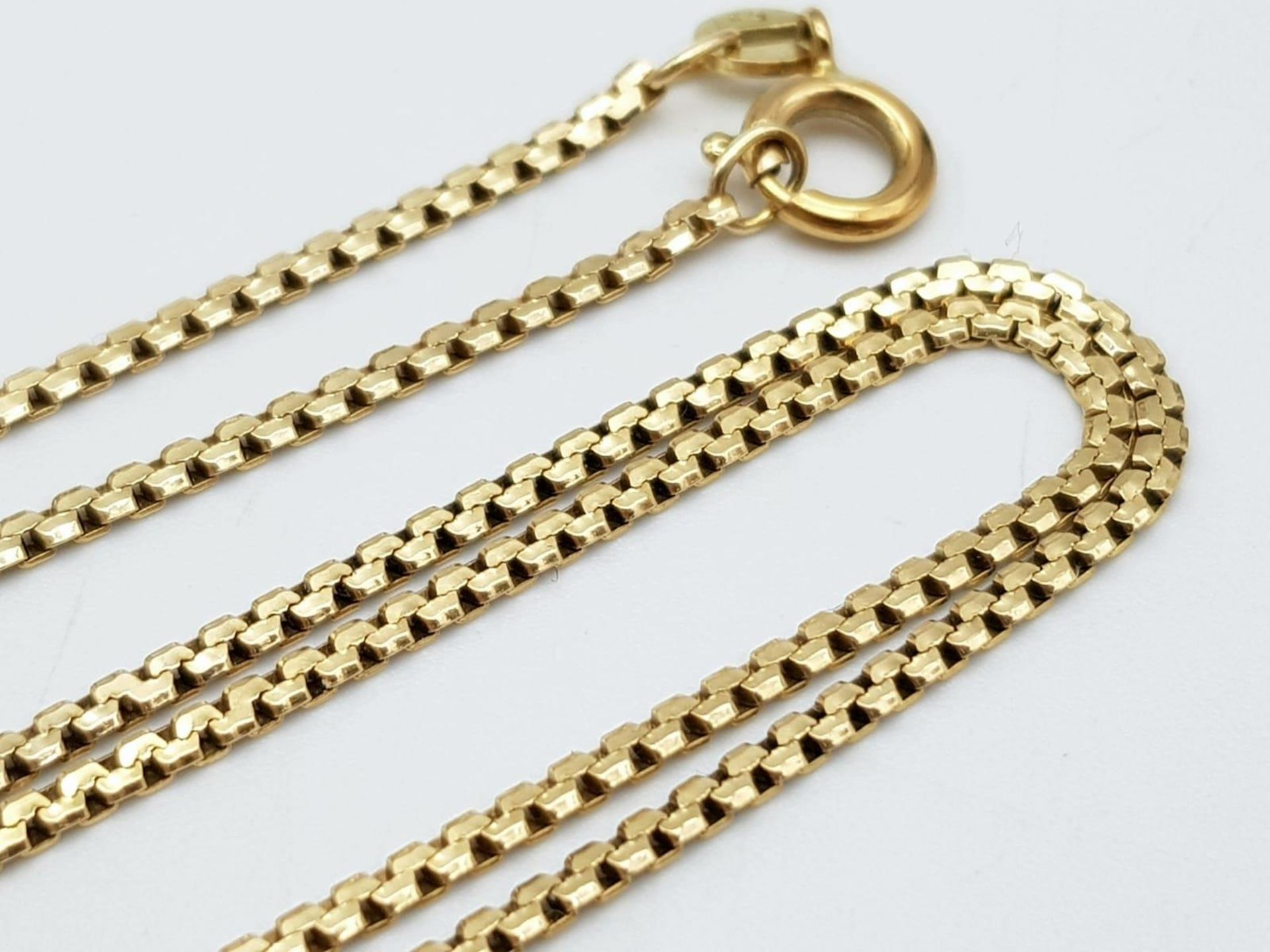 A 22K GOLD HALF SOVEREIGN MOUNTED IN 9K GOLD AND ON A 60cms 9K GOLD BOXLINK CHAIN . 10.4gms - Image 4 of 7