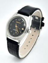 A Vintage Genicko Gents Mechanical Watch. Black leather strap. Stainless steel case - 36mm. Black