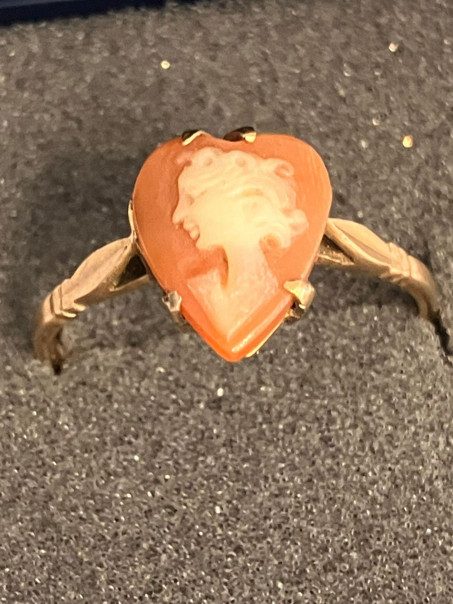 Interesting 9 carat GOLD CAMEO RING. Having an unusual heart shape design. Fully hallmarked.