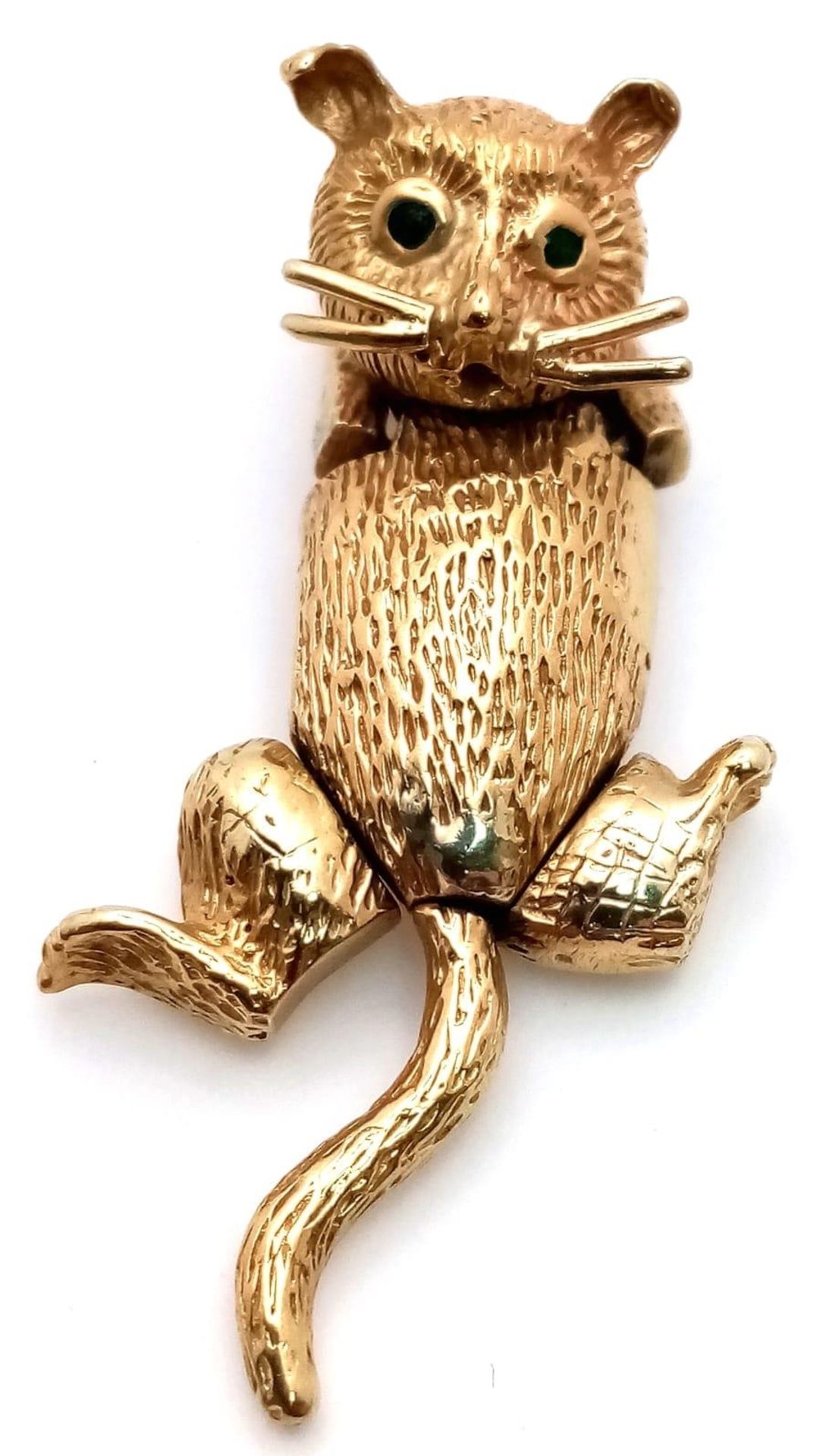 A DELIGHTFUL 9K GOLD PUSSY PENDANT WITH EMERALD EYES . 7.4gms 4cms - Bild 2 aus 4