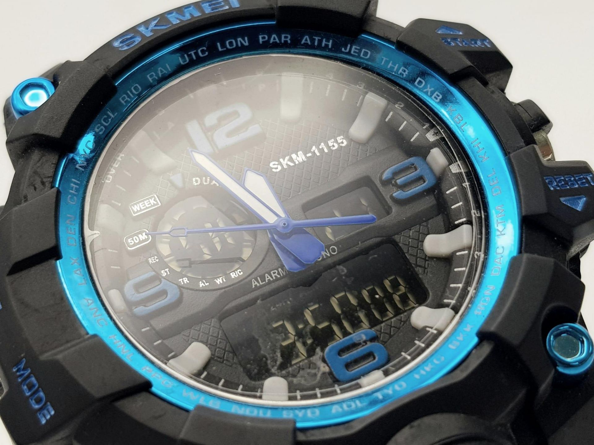 A Digital and Analogue Sports Watch by Skmei. Comes with Boxed and with Tags. Full Working Order. - Bild 3 aus 6