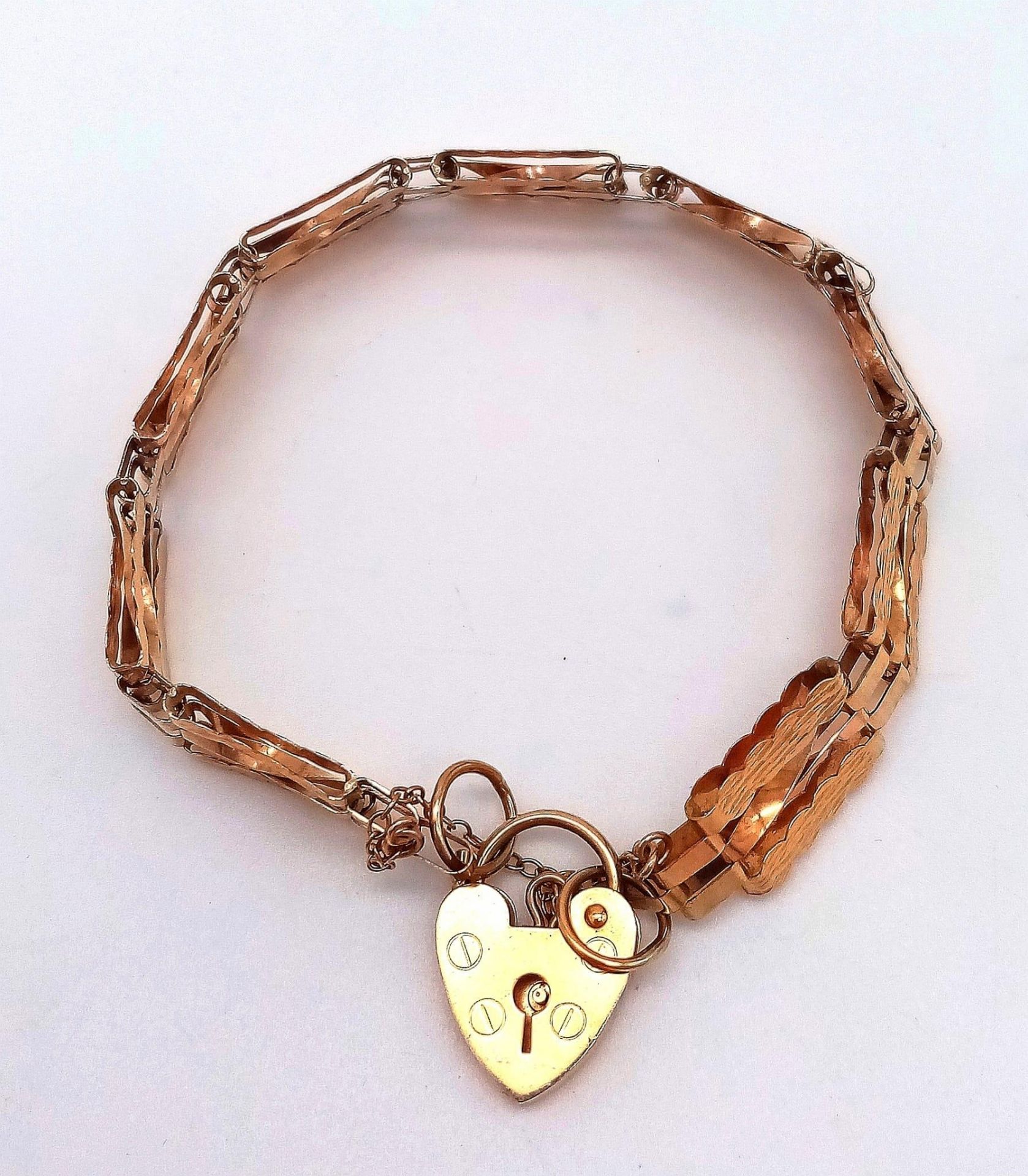 AN ANTIQUE 9K GOLD NICELY PATTERNED GATE BRACELET WITH HEART PADLOCK AND SAFETY CHAIN . 8.1gms - Bild 6 aus 9