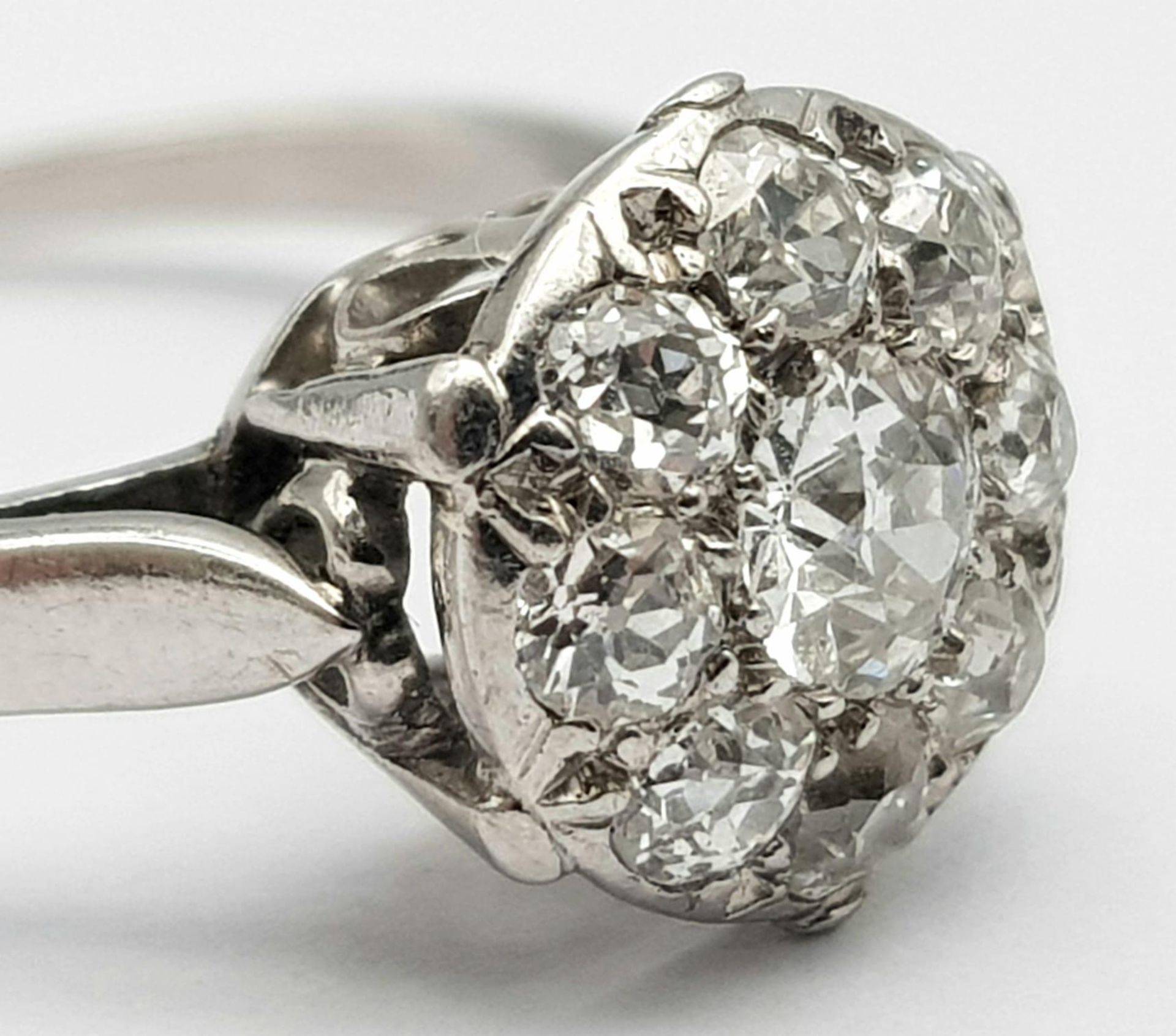 A LOVELY PLATINUM VINTAGE DIAMOND RING WITH APPROX 1.10CT OLD CUT DIAMONDS, WEIGHT 3.6G SIZE O - Image 4 of 9