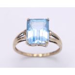 A 10K GOLD RING WITH TOPAZ COLOURED STONE . 2.0gms size P
