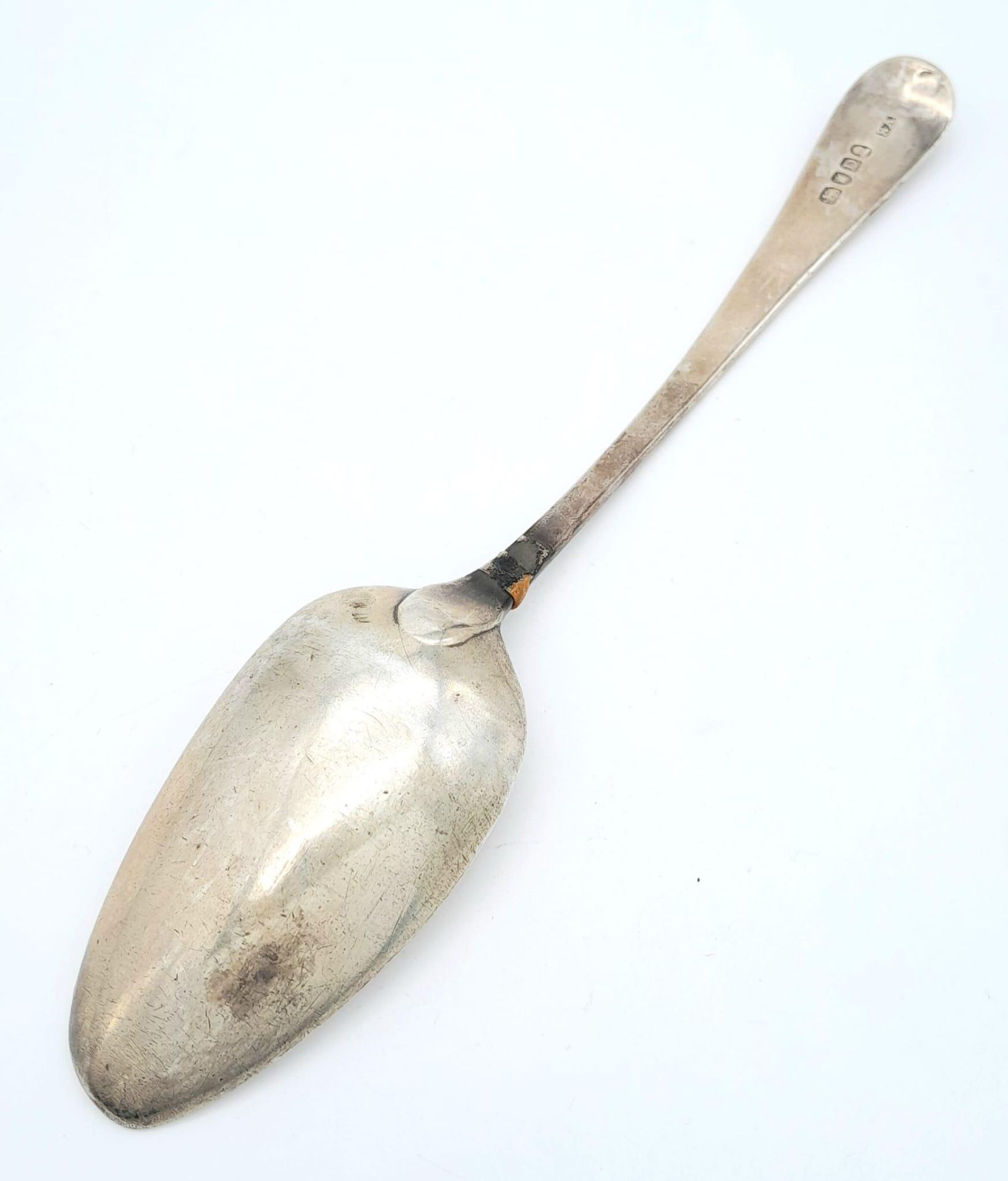 An antique Georgian sterling silver spoon with full London hallmarks, 1799. Total weight 63.1G. - Image 2 of 5