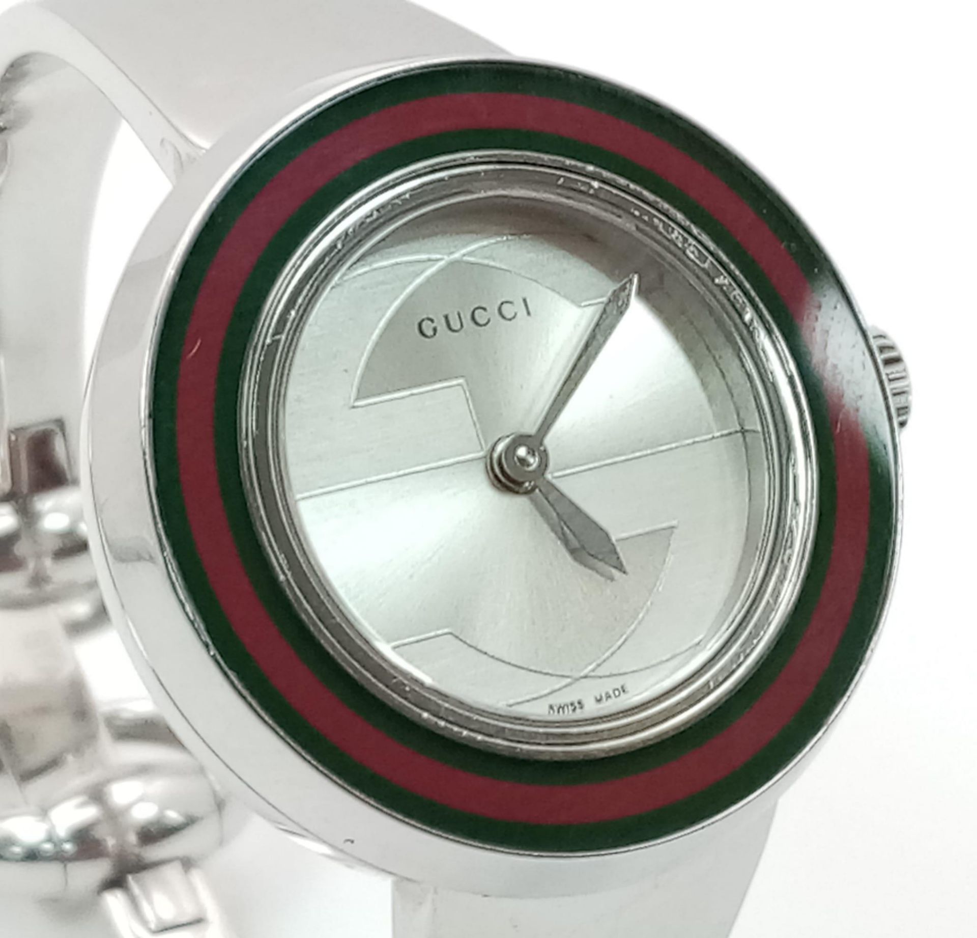 A Gucci Designer Ladies Quartz Watch. Stainless steel bracelet and case - 27mm. Silver tone dial. In - Bild 3 aus 7