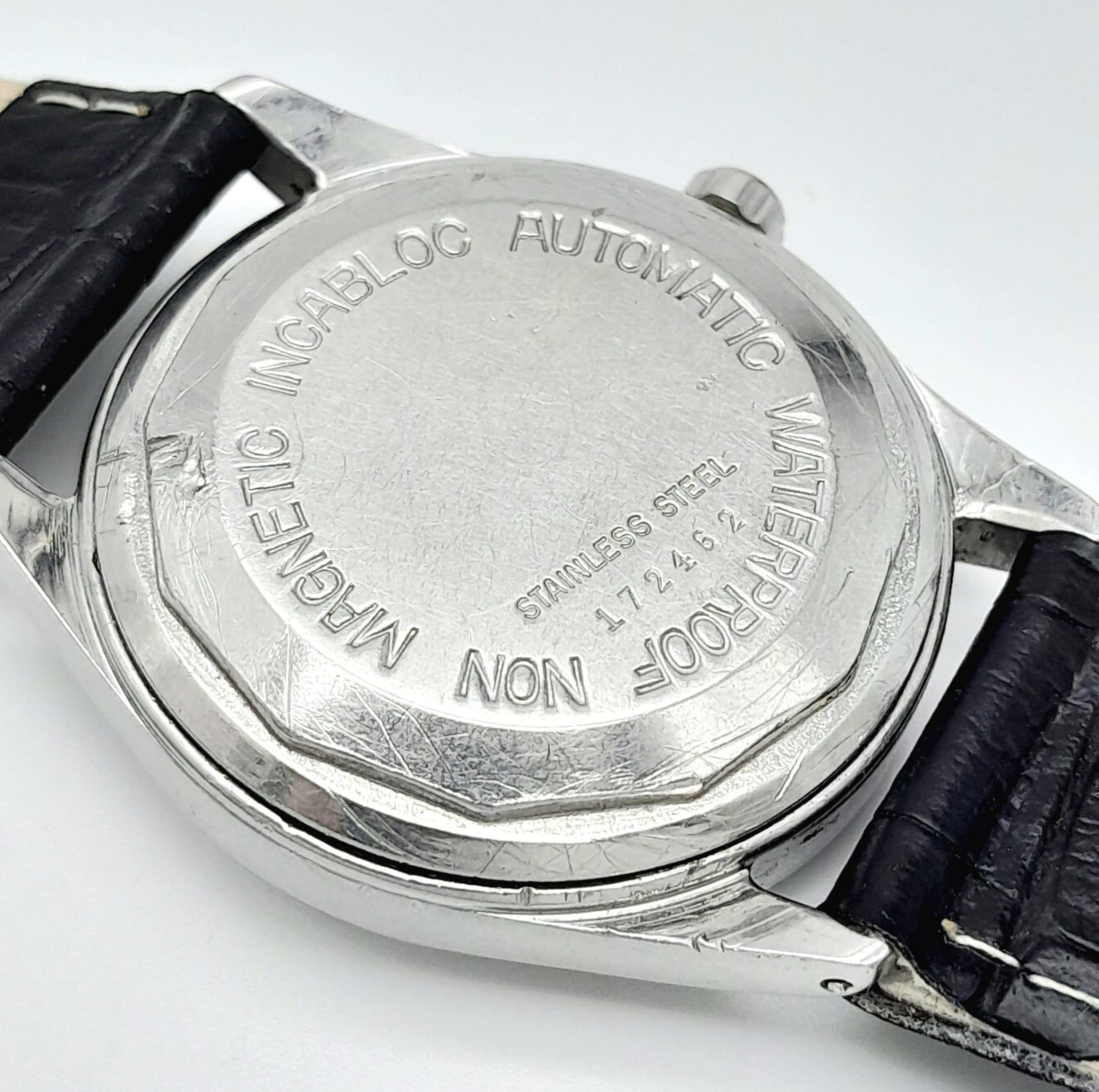 A Vintage Genicko Gents Mechanical Watch. Black leather strap. Stainless steel case - 36mm. Black - Image 9 of 11