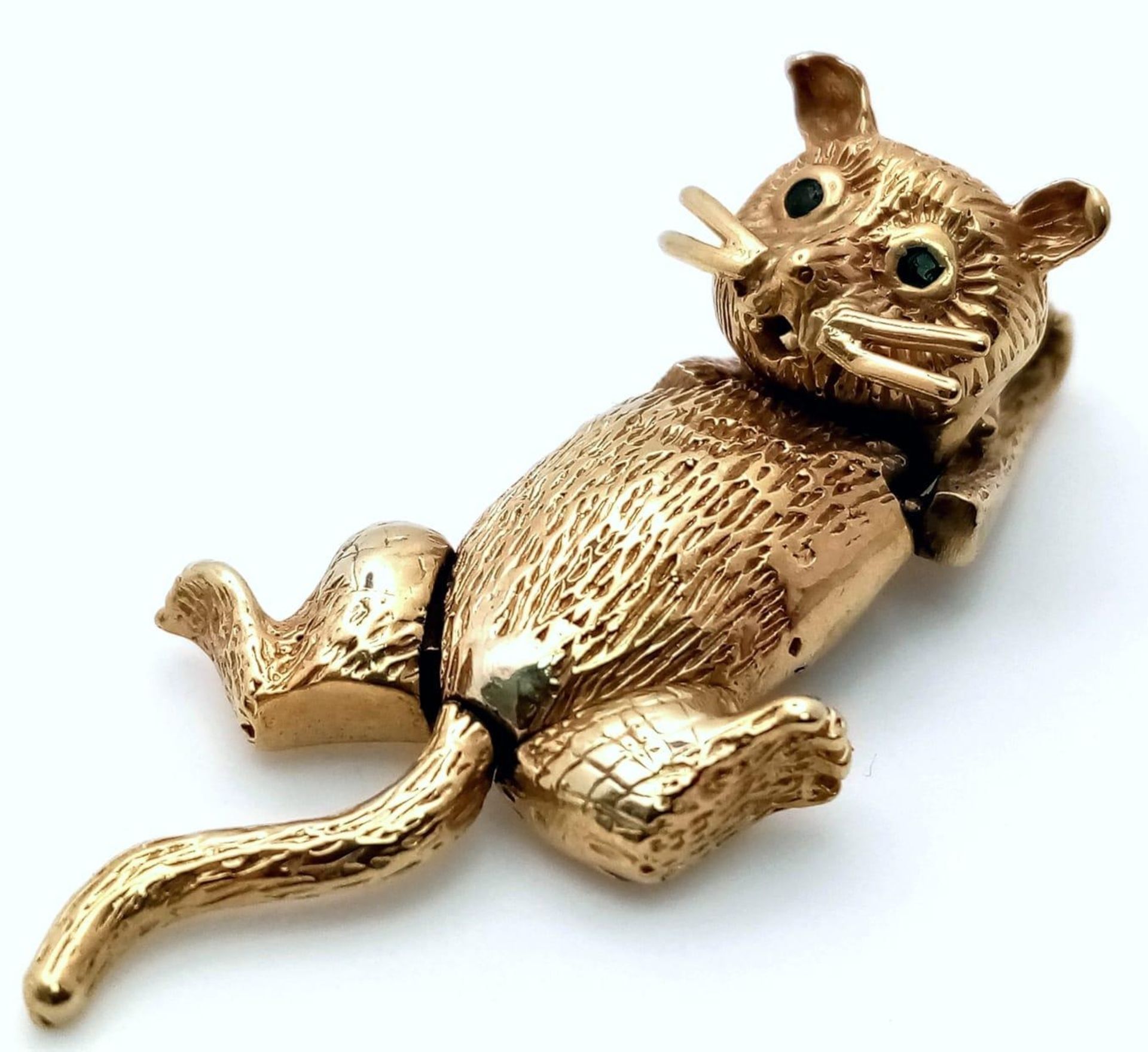 A DELIGHTFUL 9K GOLD PUSSY PENDANT WITH EMERALD EYES . 7.4gms 4cms