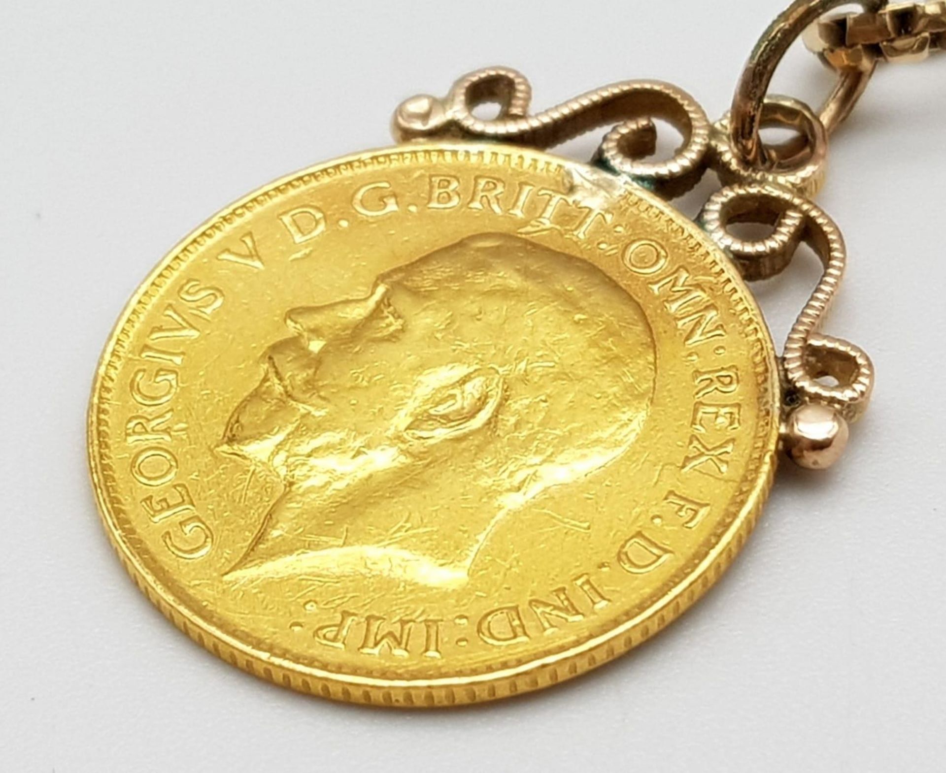 A 22K GOLD HALF SOVEREIGN MOUNTED IN 9K GOLD AND ON A 60cms 9K GOLD BOXLINK CHAIN . 10.4gms - Image 6 of 7