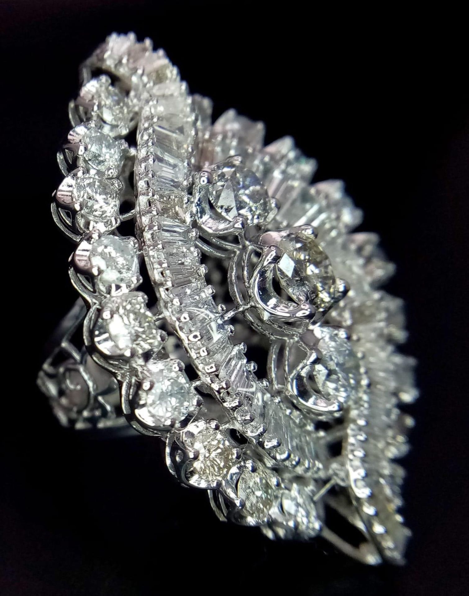 An 18K White Gold Diamond Dress Ring. This 'all seeing' diamond masterpiece begins with three - Bild 3 aus 7