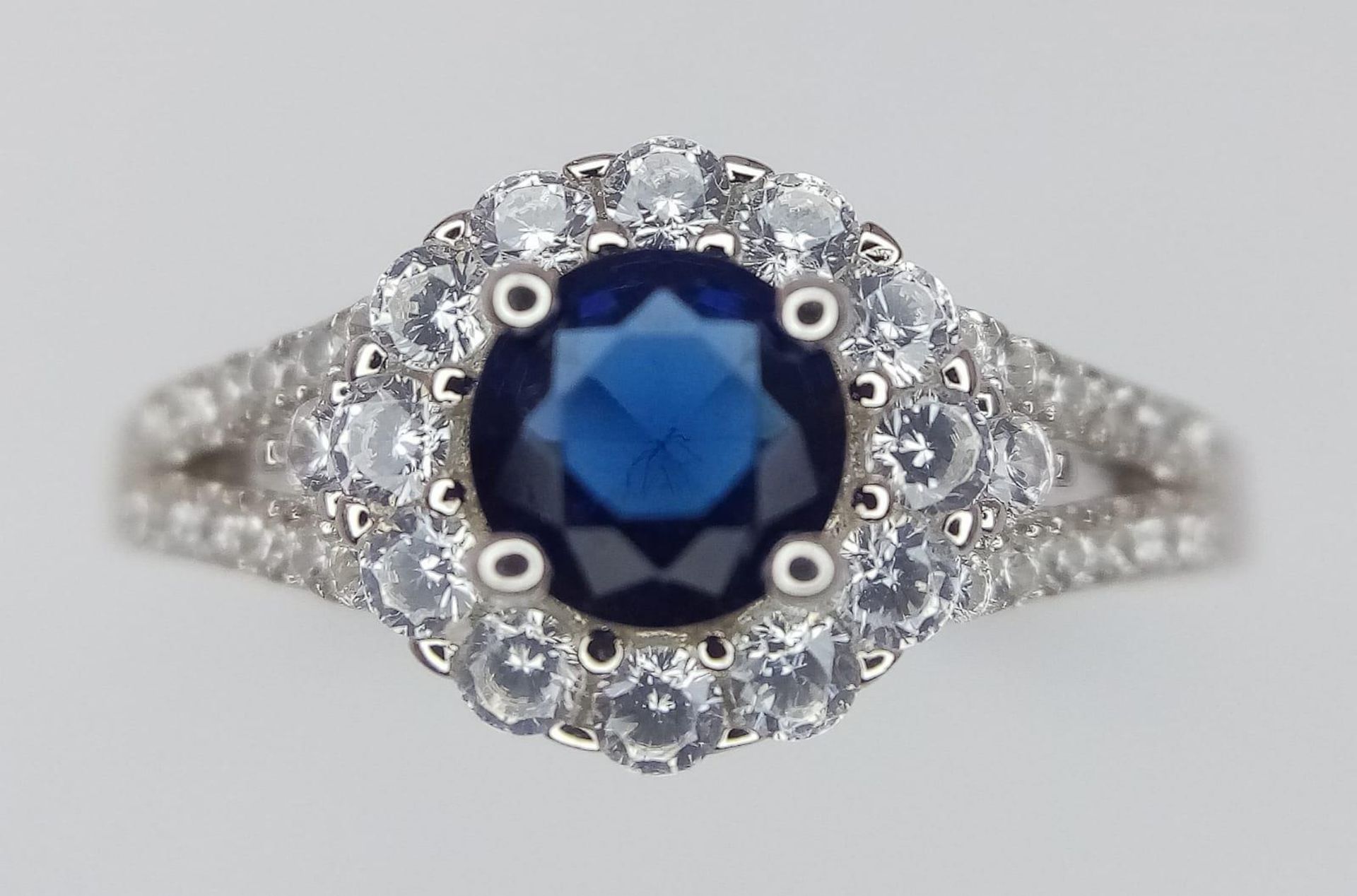 Sterling Silver Blue central stone surrounded by sparkling white stones, ring. Size: N Weight: 2.3g - Bild 2 aus 5