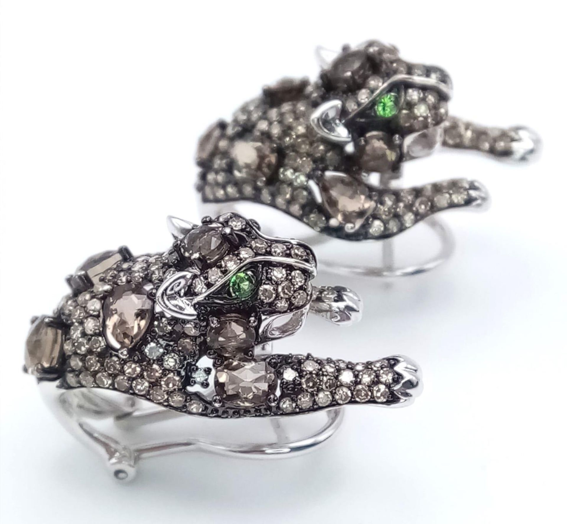 A STUNNING PAIR OF 14K WHITE GOLD DIAMOND , CHAMPAGNE DIAMONDS AND EMERALD PANTHER EARRINGS. 10.5gms - Image 3 of 8