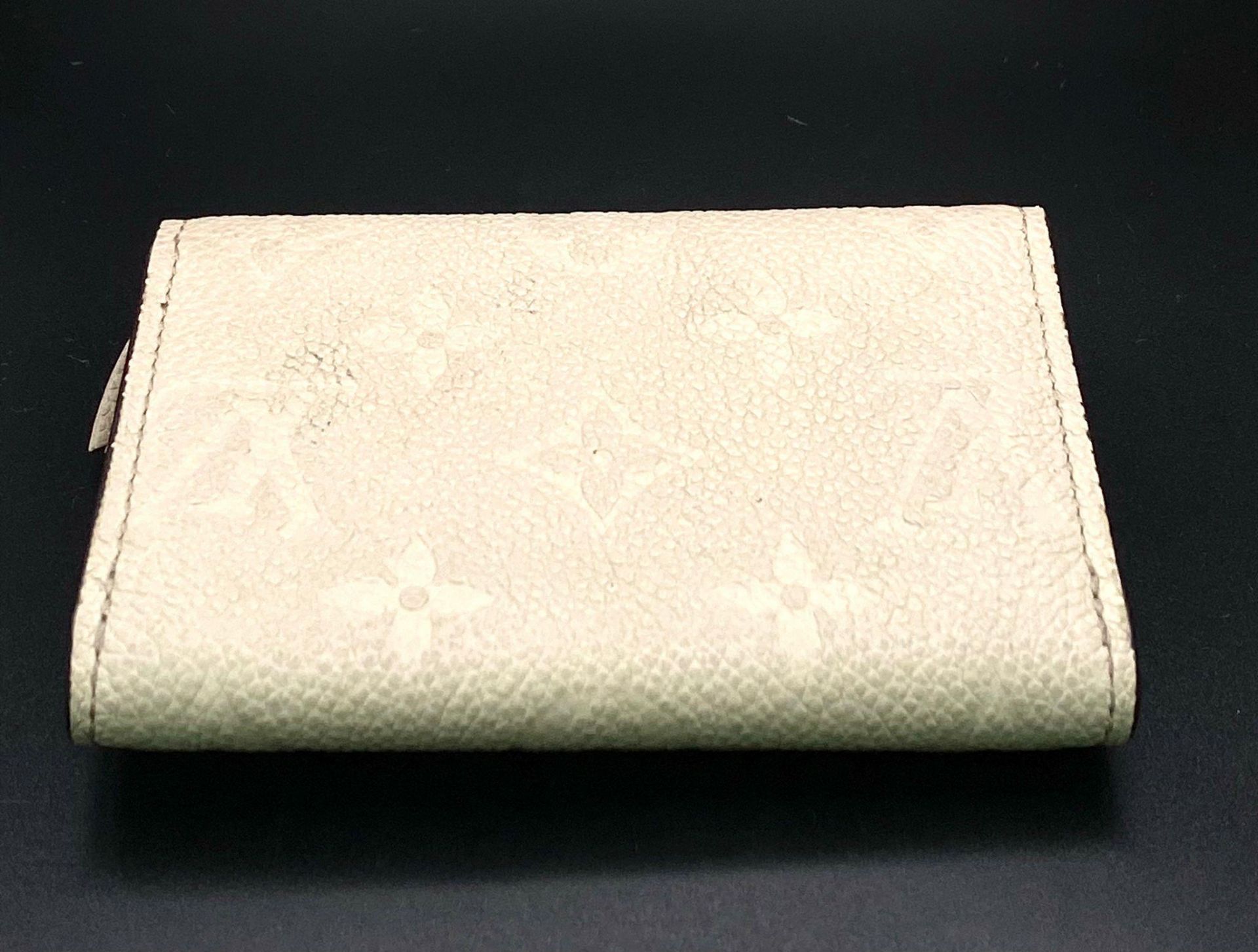 A Louis Vuitton Beige Leather Purse/Wallet. Decorative monogram exterior. Zipped inner - Bild 5 aus 7