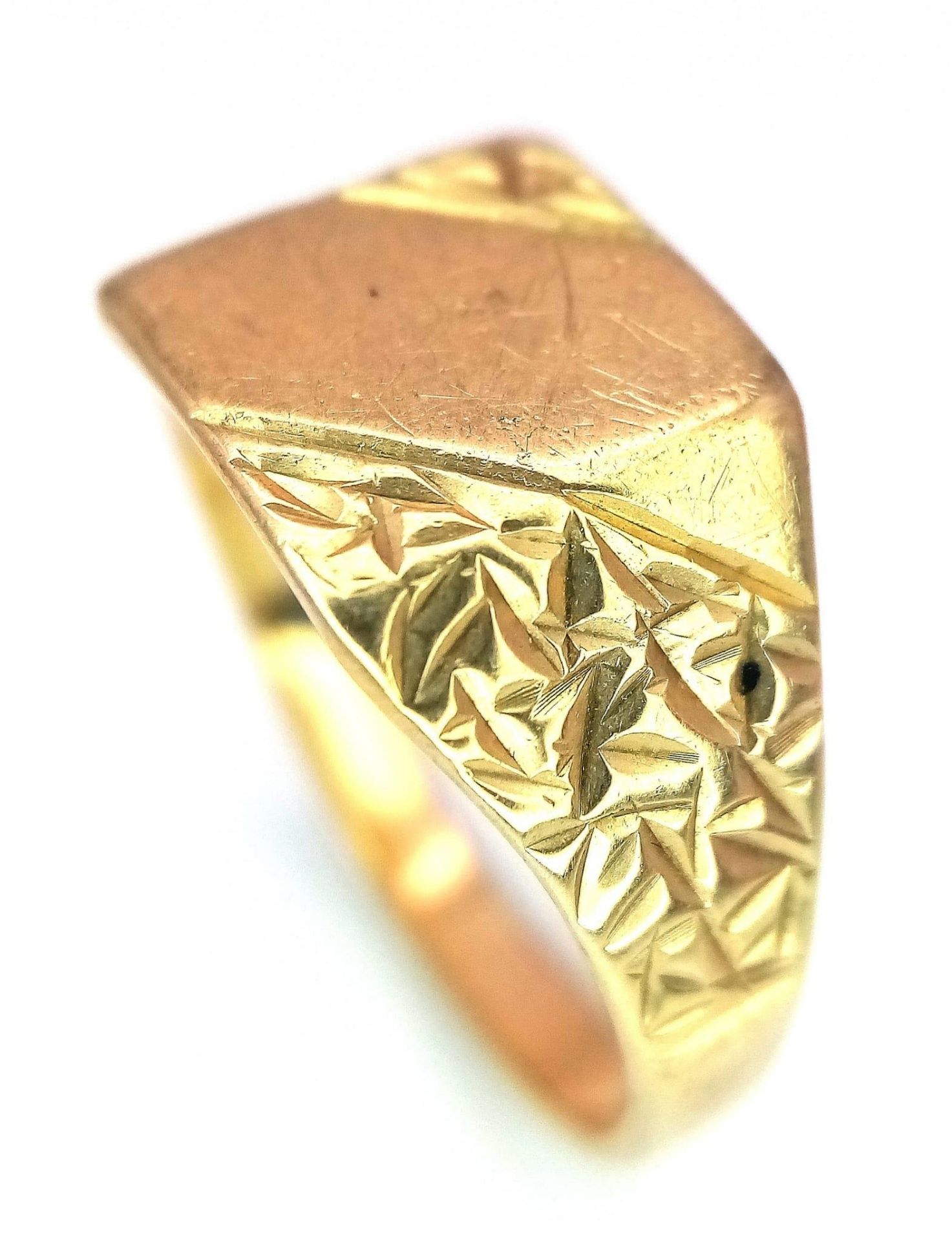 A Vintage 9K Yellow Gold Signet Ring. Size Q 1/2. Full UK hallmarks. 3.42g weight. - Image 4 of 5