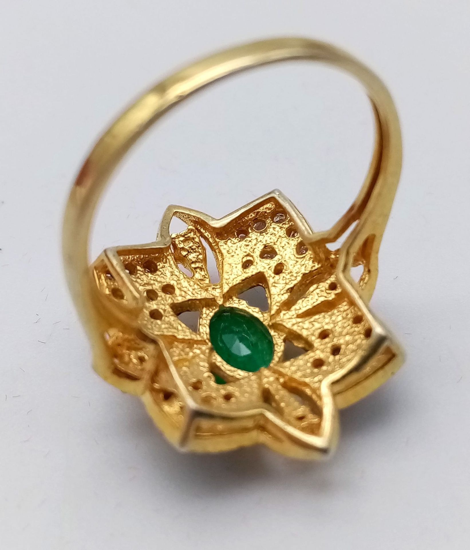 A Zambian Emerald and Diamond Ring set in Gold Plated 925 Silver. Weight - 3.80g. Emerald- 0.40ct. - Bild 3 aus 5