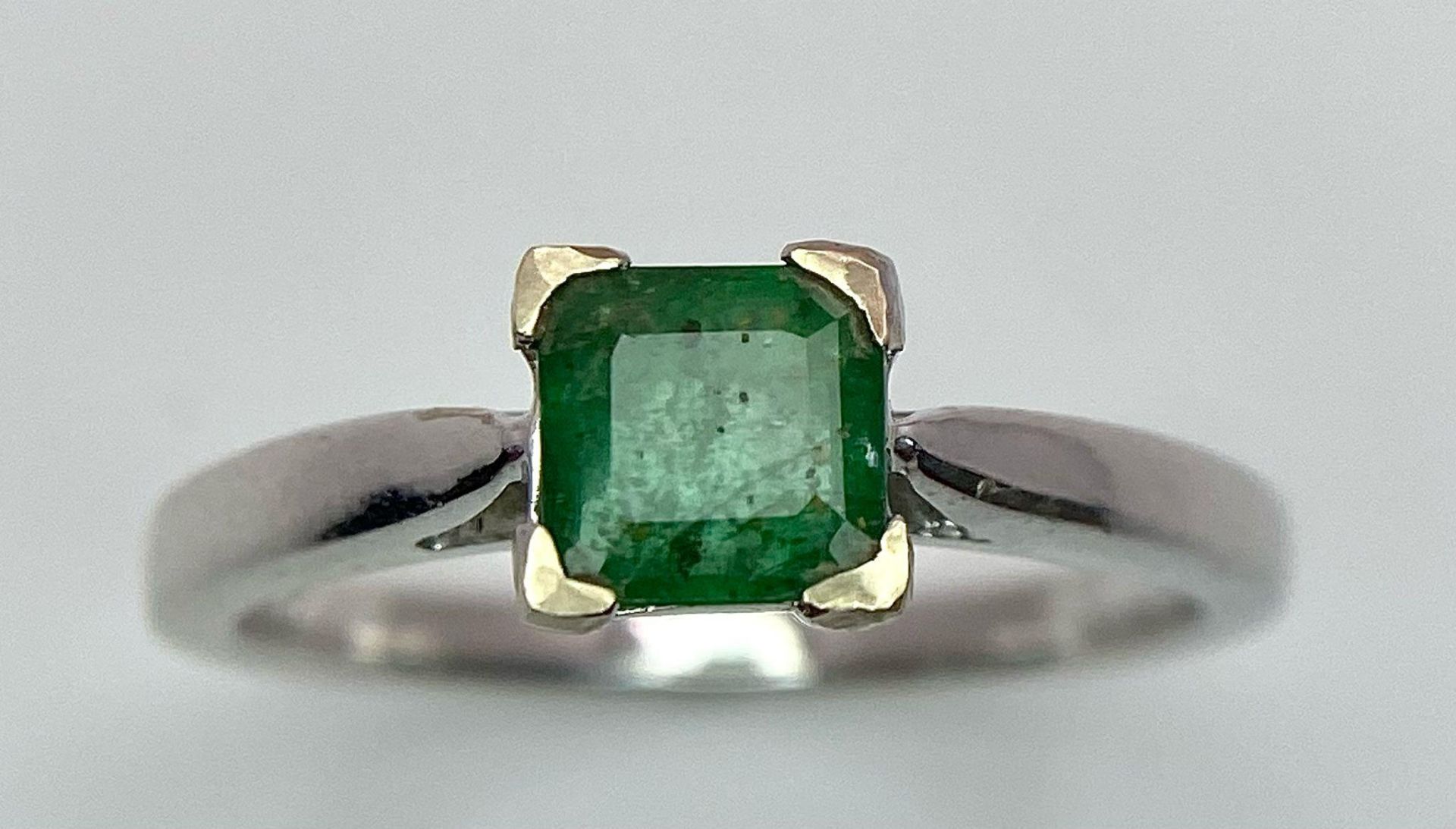 AN 18K WHITE GOLD RING WITH SQUARE EMERALD CENTRE STONE . 3.3gms size N - Bild 2 aus 7