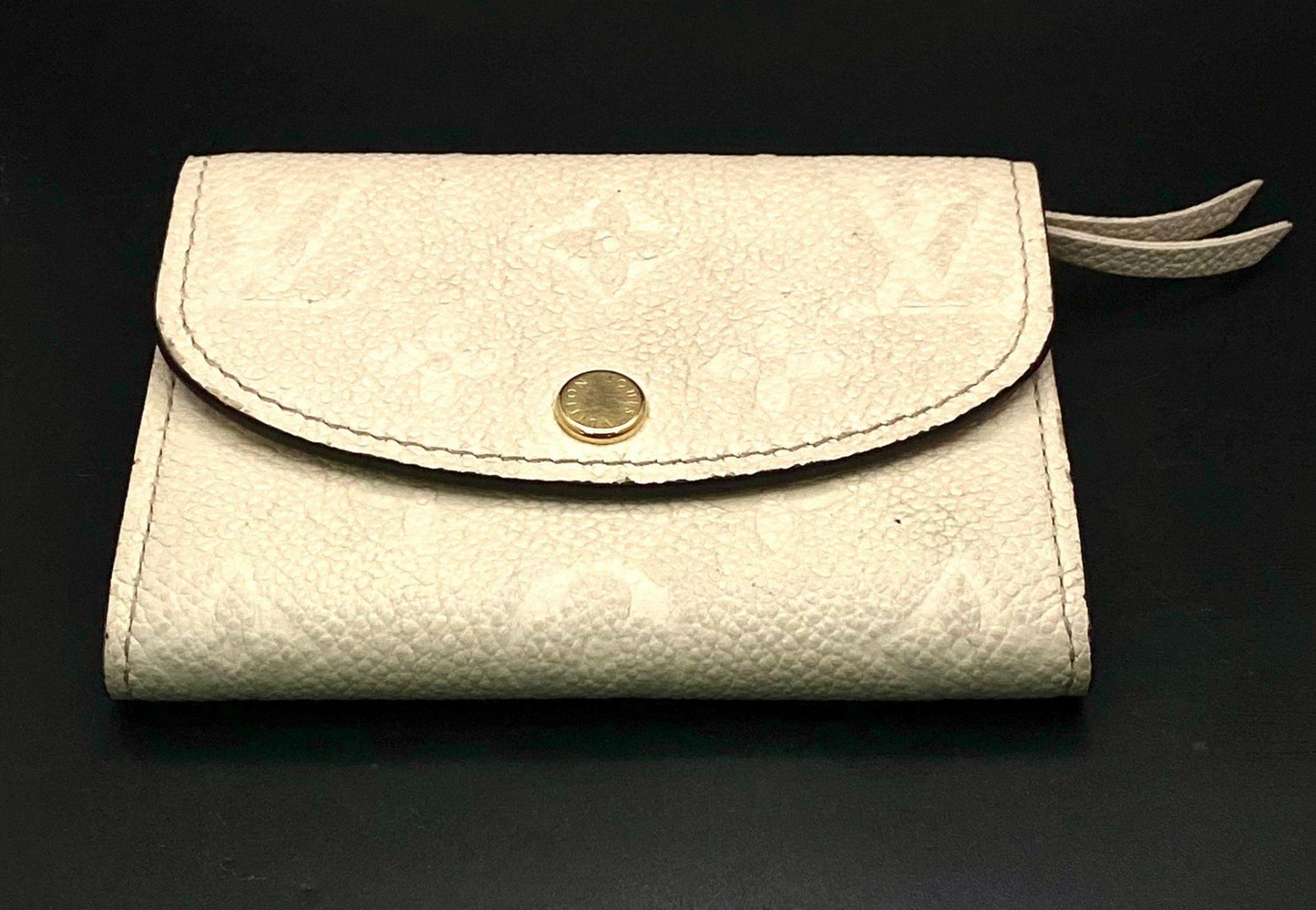 A Louis Vuitton Beige Leather Purse/Wallet. Decorative monogram exterior. Zipped inner - Bild 2 aus 7