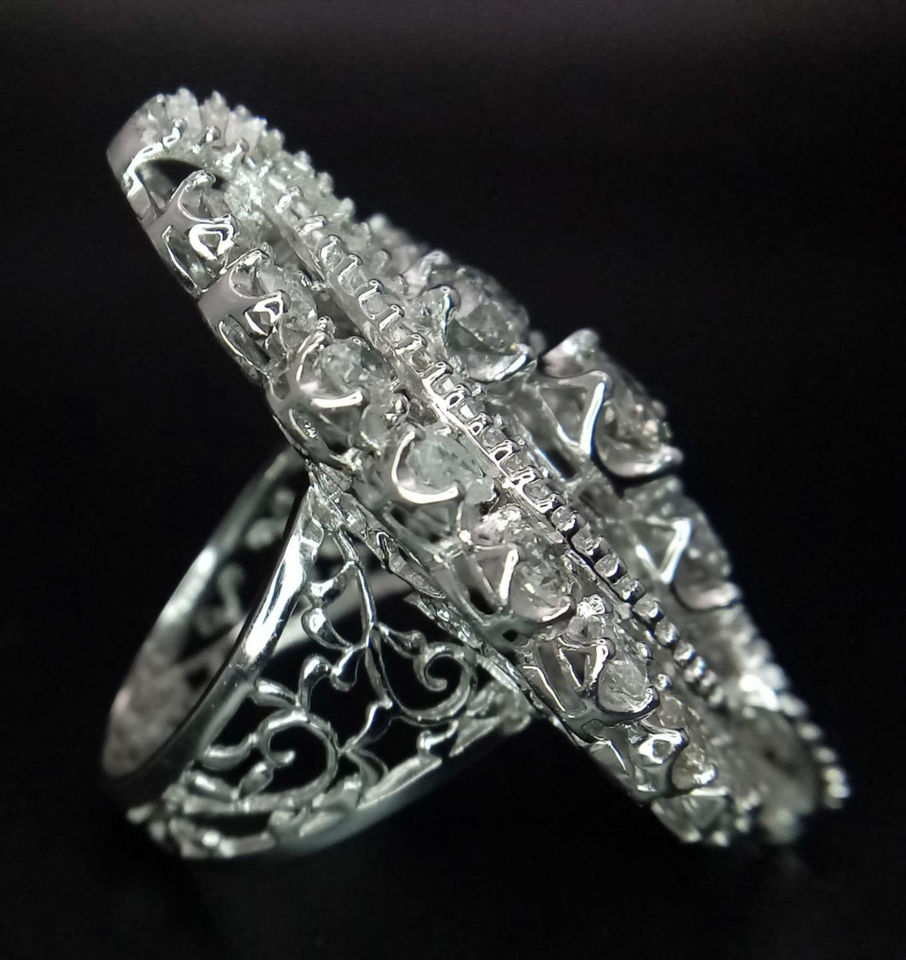 An 18K White Gold Diamond Dress Ring. This 'all seeing' diamond masterpiece begins with three - Bild 4 aus 7