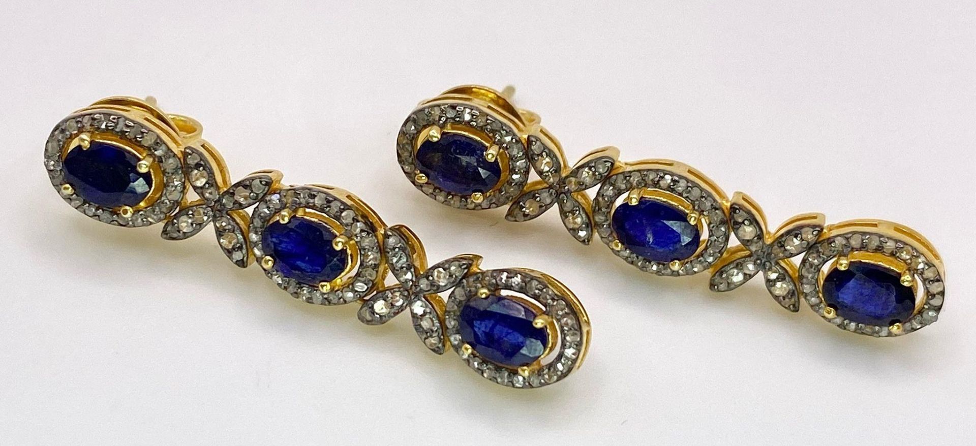 A Pair of Blue Sapphire and Diamond Drop Earrings. Set in gilded 925 Silver. Sapphire ovals - 8ctw - Bild 2 aus 4