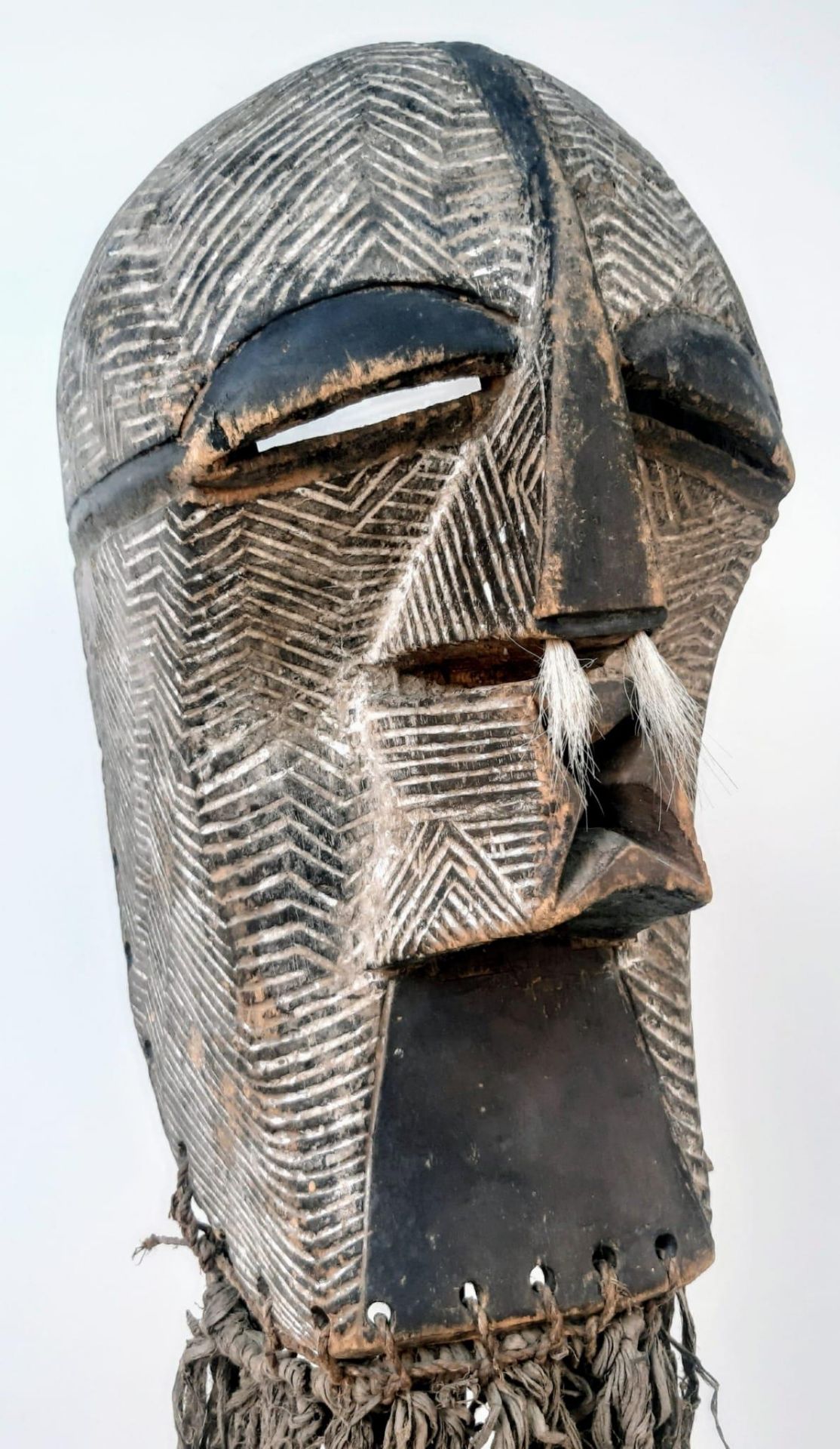 An Antique Rare West African Banama Tribal Leader Ritual Mask. Large Tribal head with intricate hand - Bild 5 aus 10