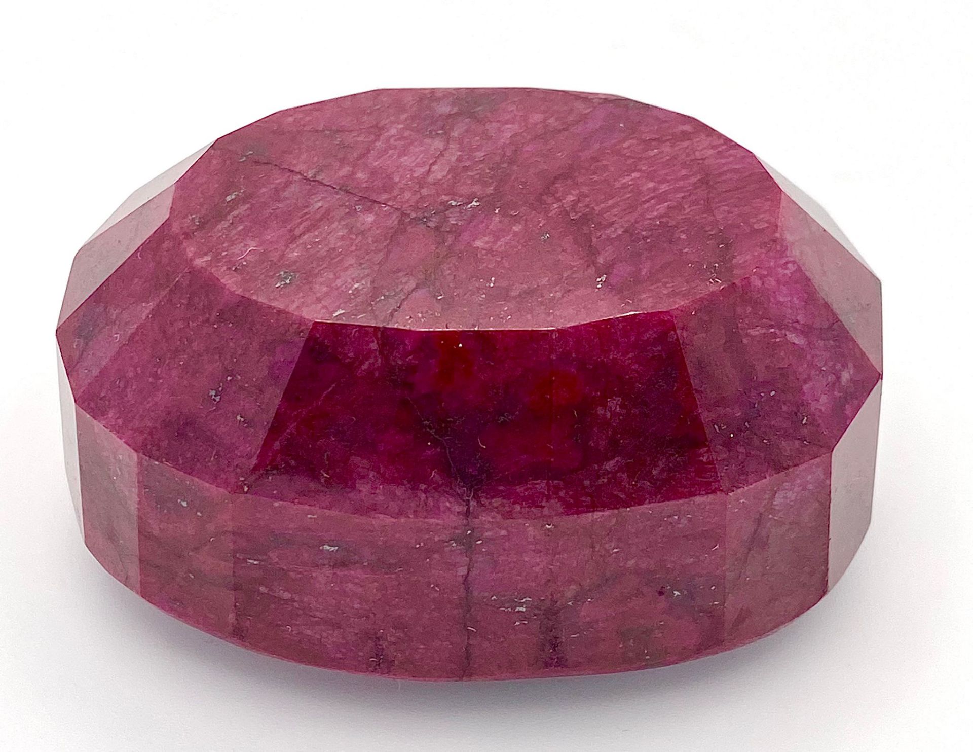 A Large 800ct Ruby - Oval cut and heat treated. No certificate so as found. 6.5 x 4.5cm. - Bild 4 aus 4