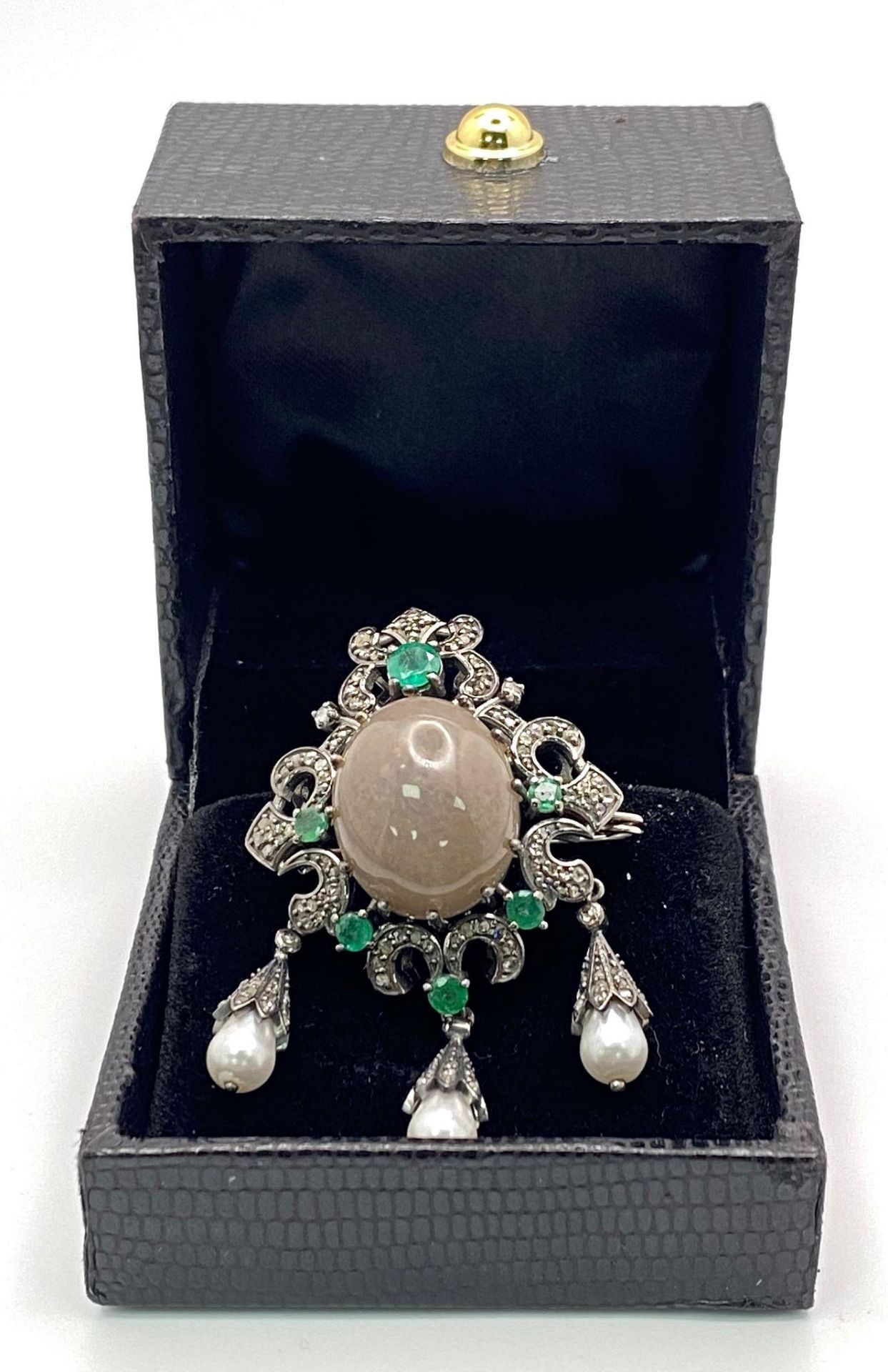 A Scintillating Opal, Emerald & Diamond, Sterling Silver (tested) Brooch. The central 6.10ct opal - Bild 2 aus 5