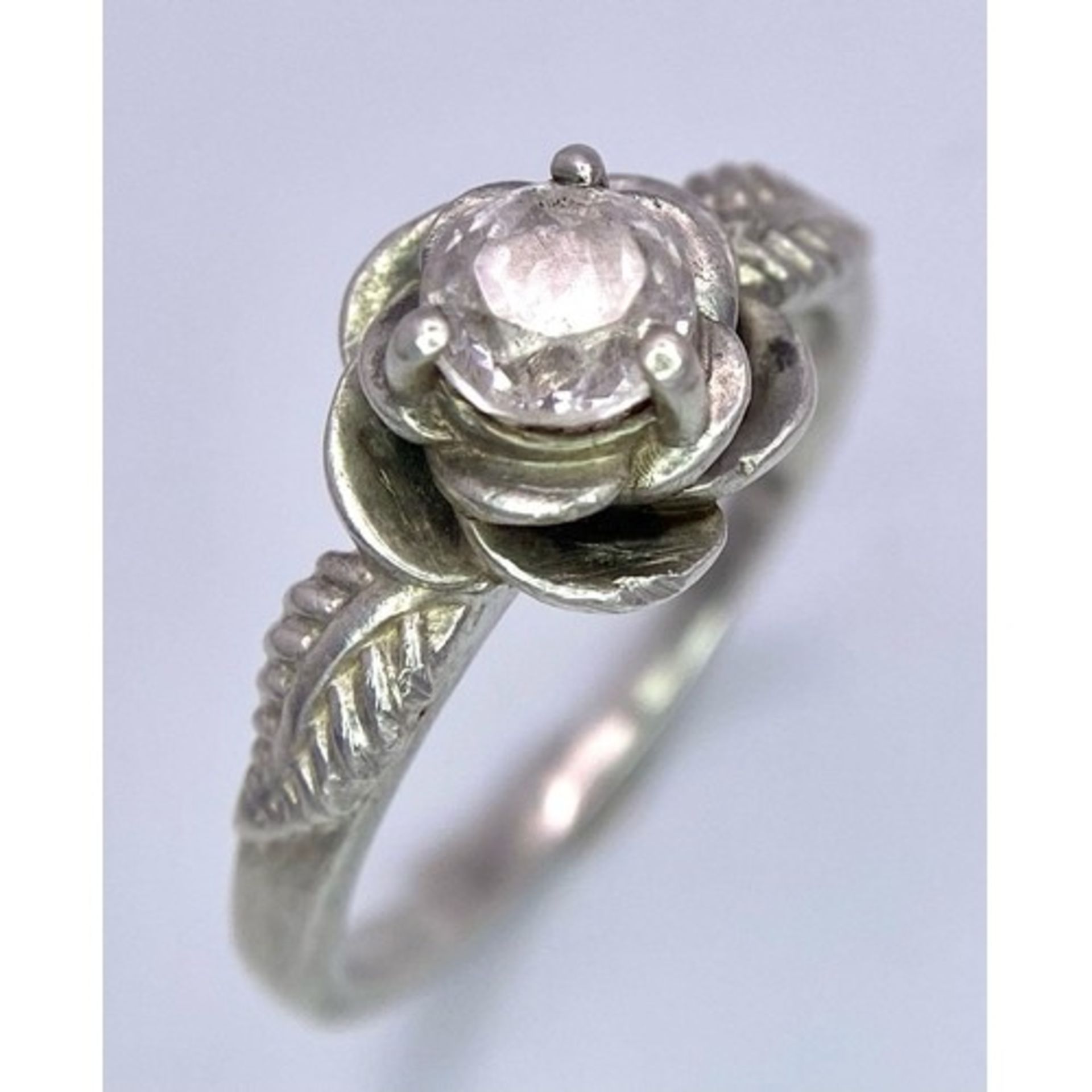 Sterling Silver Ring with Pink Stone set within floral setting. Size: N Weight: 3.21g - Bild 2 aus 4