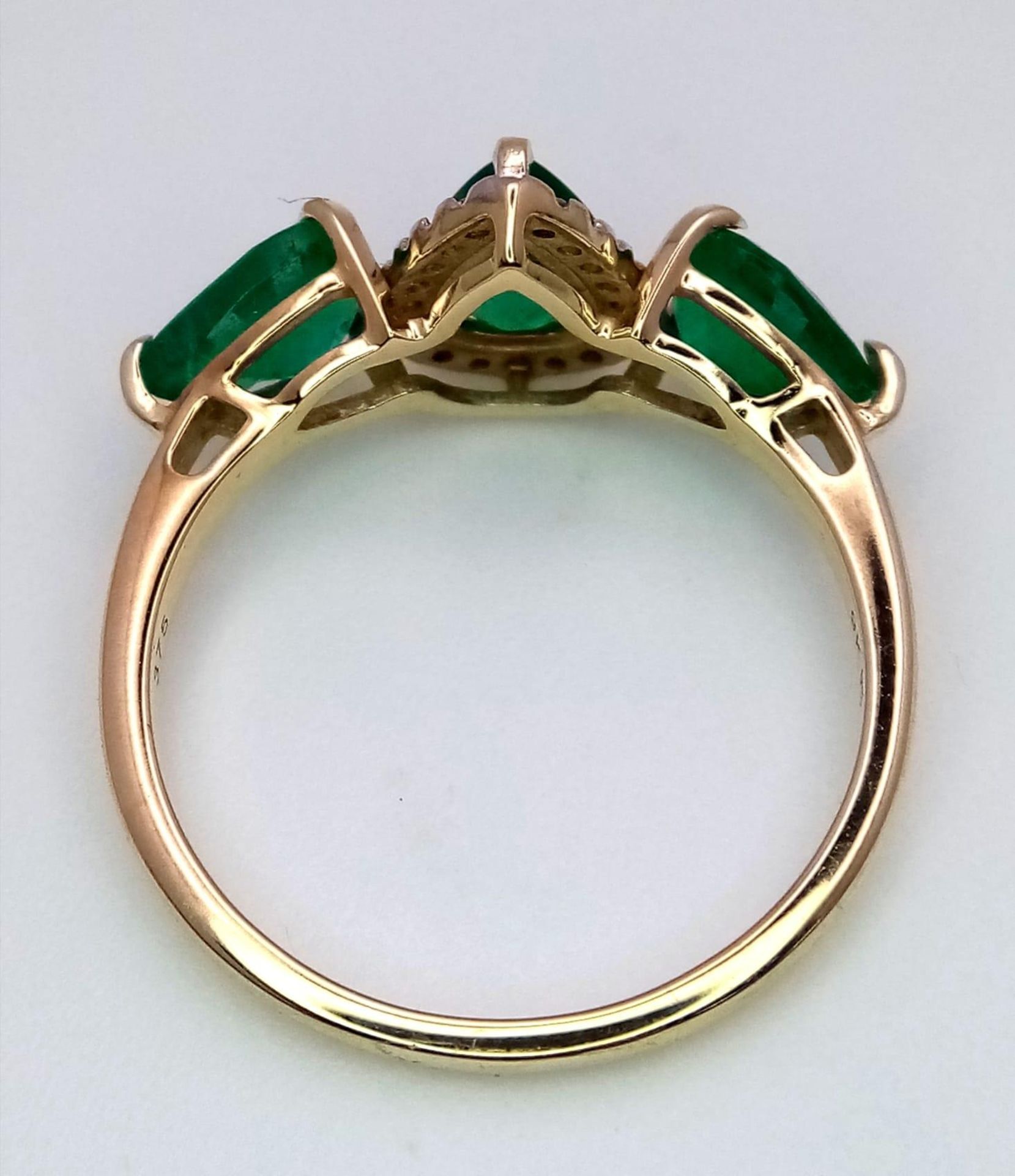 A 9K Yellow Gold and Three Stone Zambian Emerald Ring with a Matching Pendant. White zircon accents. - Bild 3 aus 8